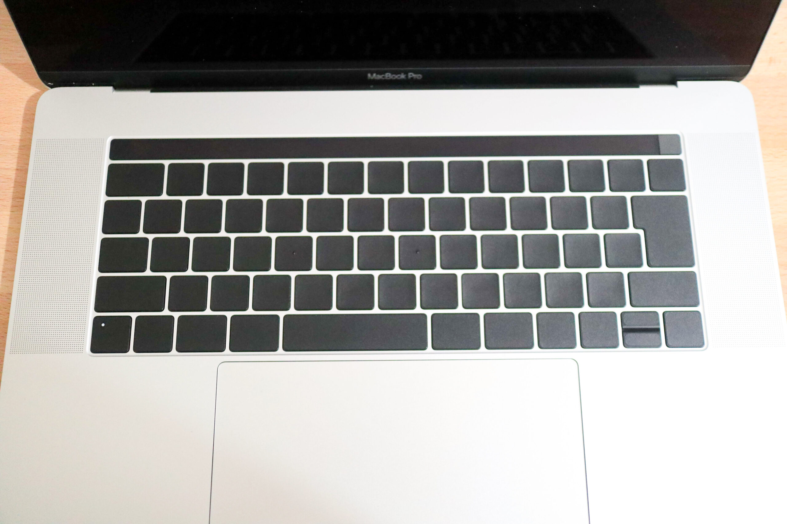 MacBook Pro 15インチ Touch Bar とシリコン製キーボードカバー（黒）装着時の全景