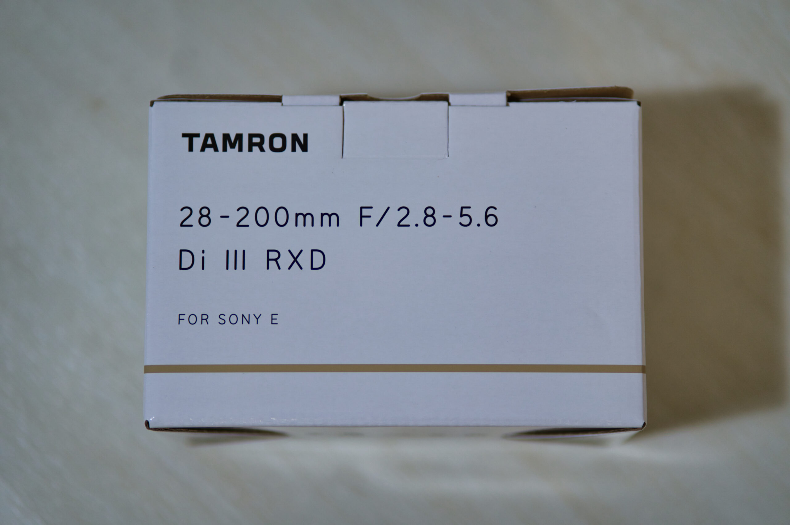 TAMRON 28-200mm Di III RXD（A071）の外箱正面・製品名と対応マウントの表記