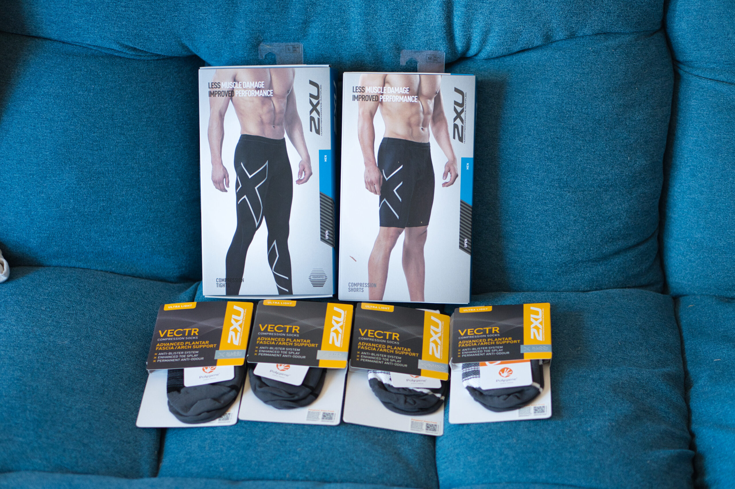 2XU タイツとショーツの化粧箱・VECTRソックス4パッケージ引き気味の俯瞰