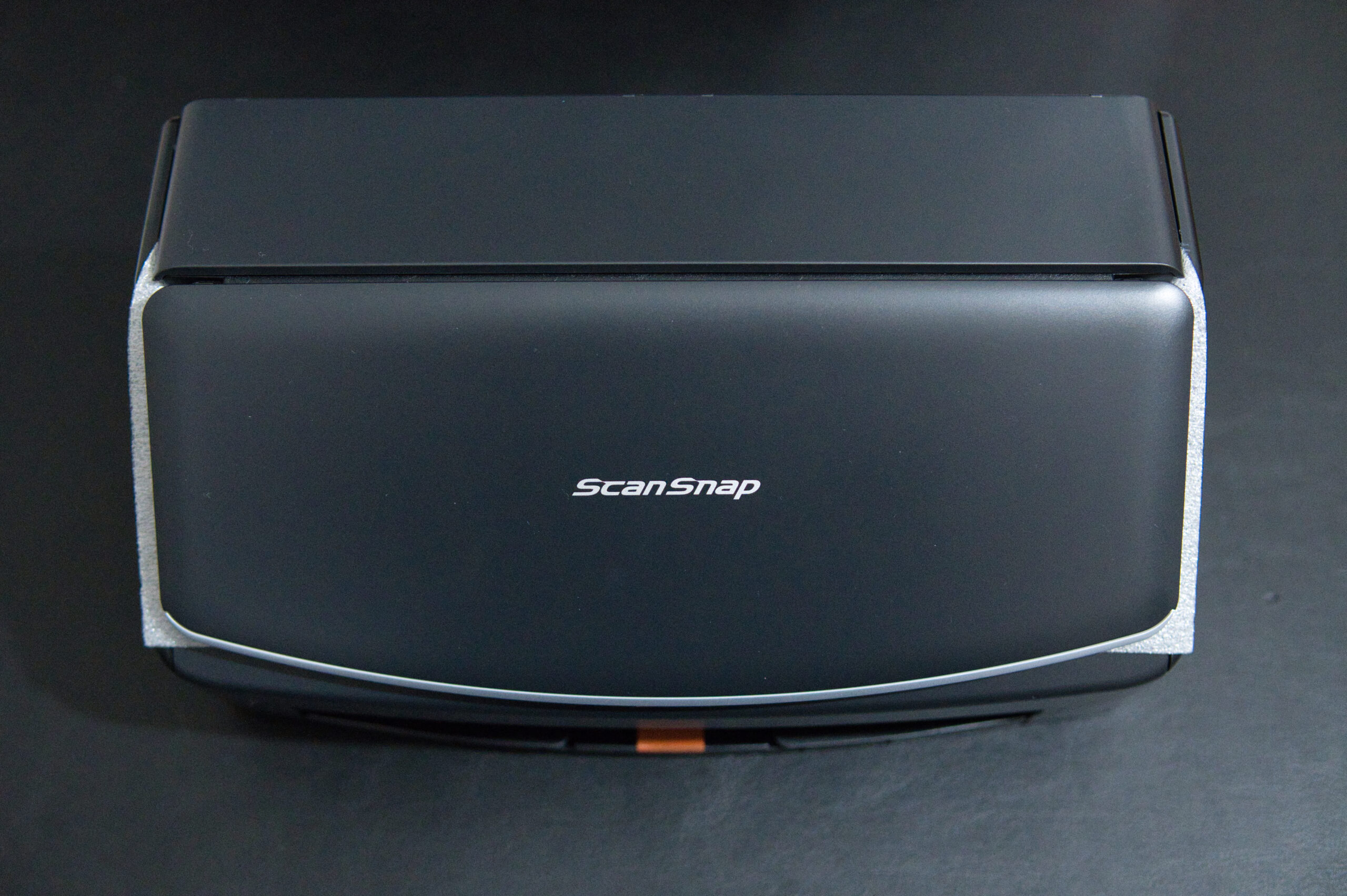 ScanSnap iX1600 ブラックモデルを真上から見た収納状態