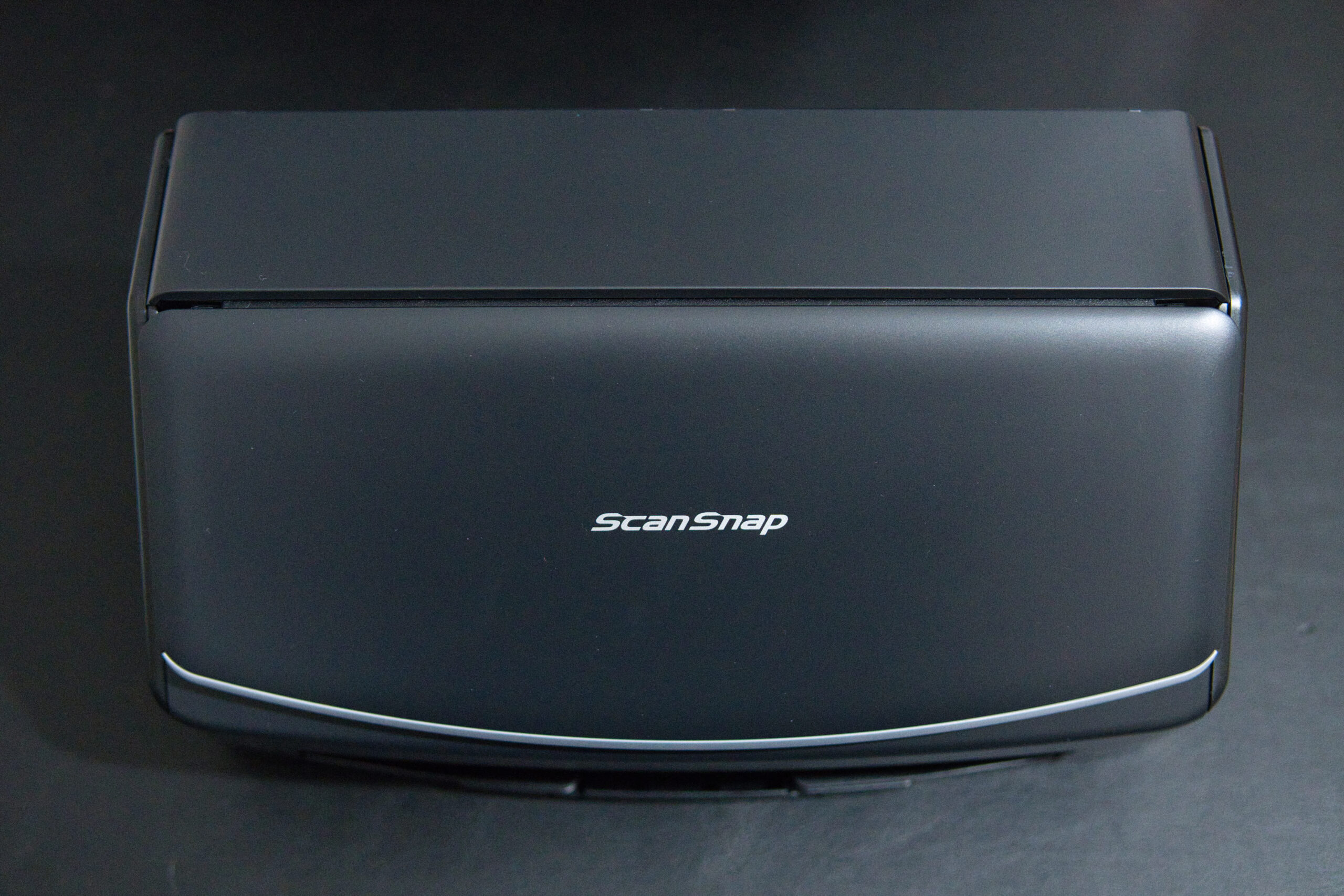 ScanSnap iX1600 の前面正面アングル（収納状態・マット仕上げのブラックボディ）