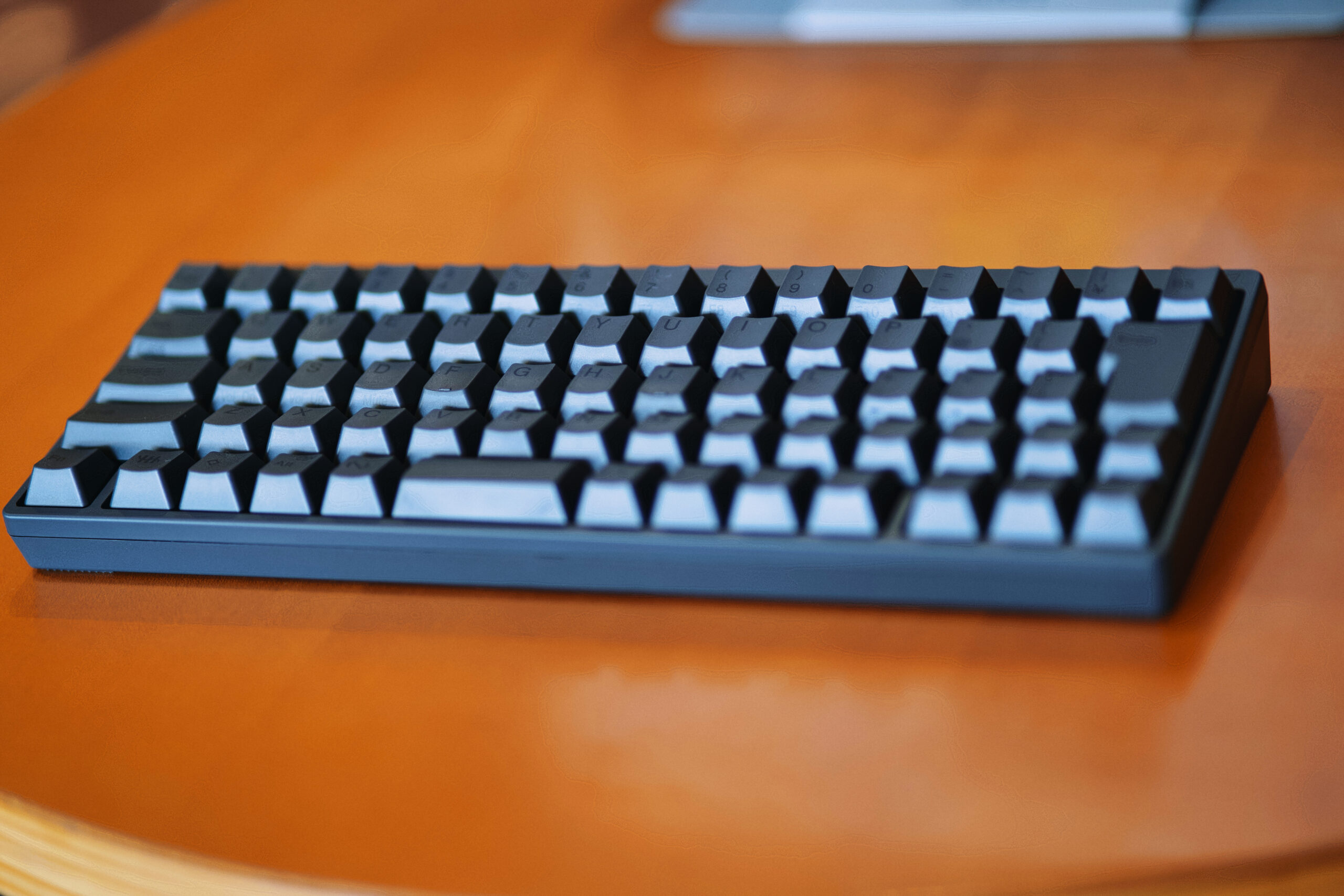 HHKB Professional HYBRID 日本語配列のキートップ形状を逆サイドから確認