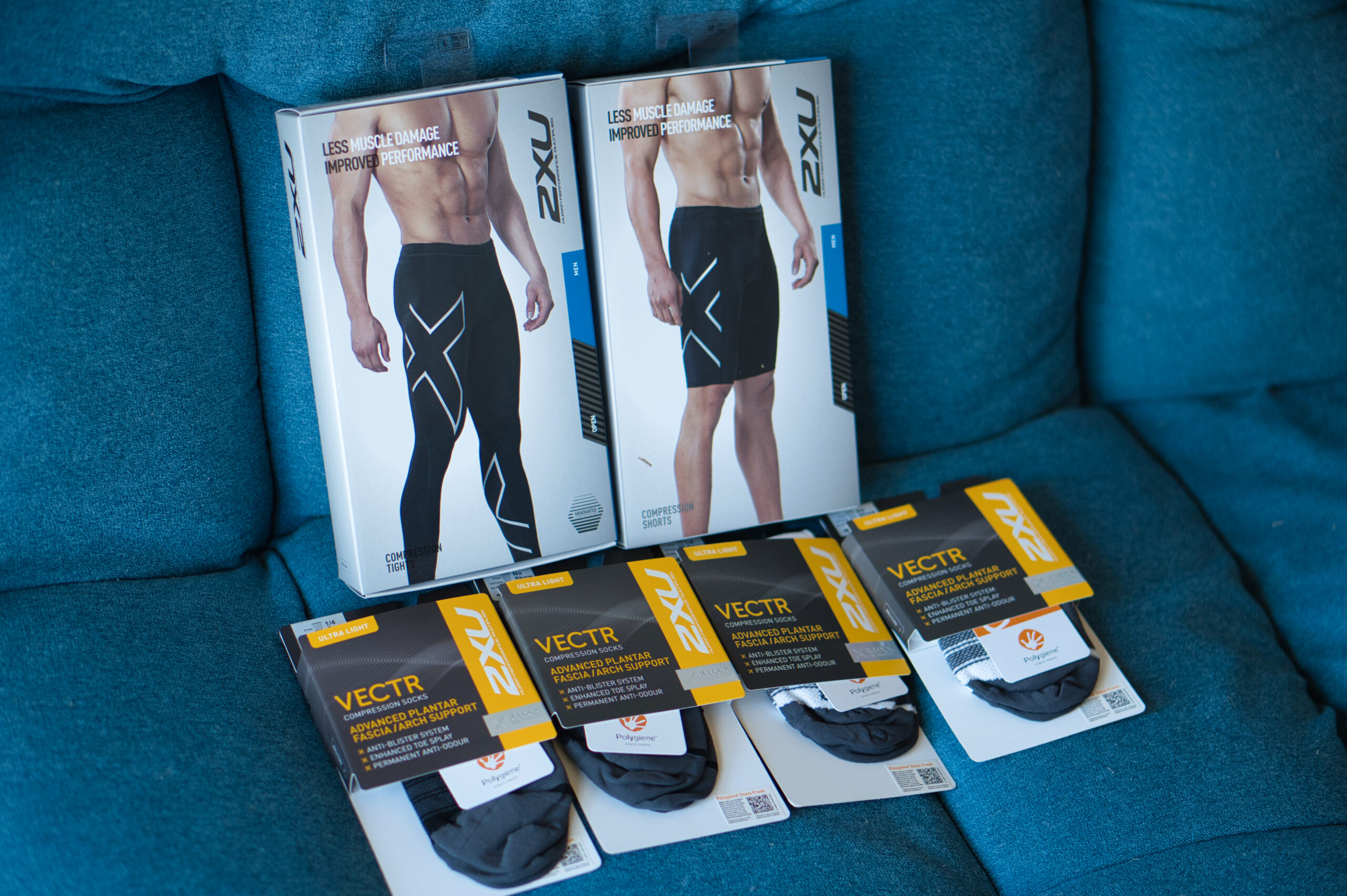 2XU ショーツの化粧箱とVECTRソックス4足パッケージ横並び全体