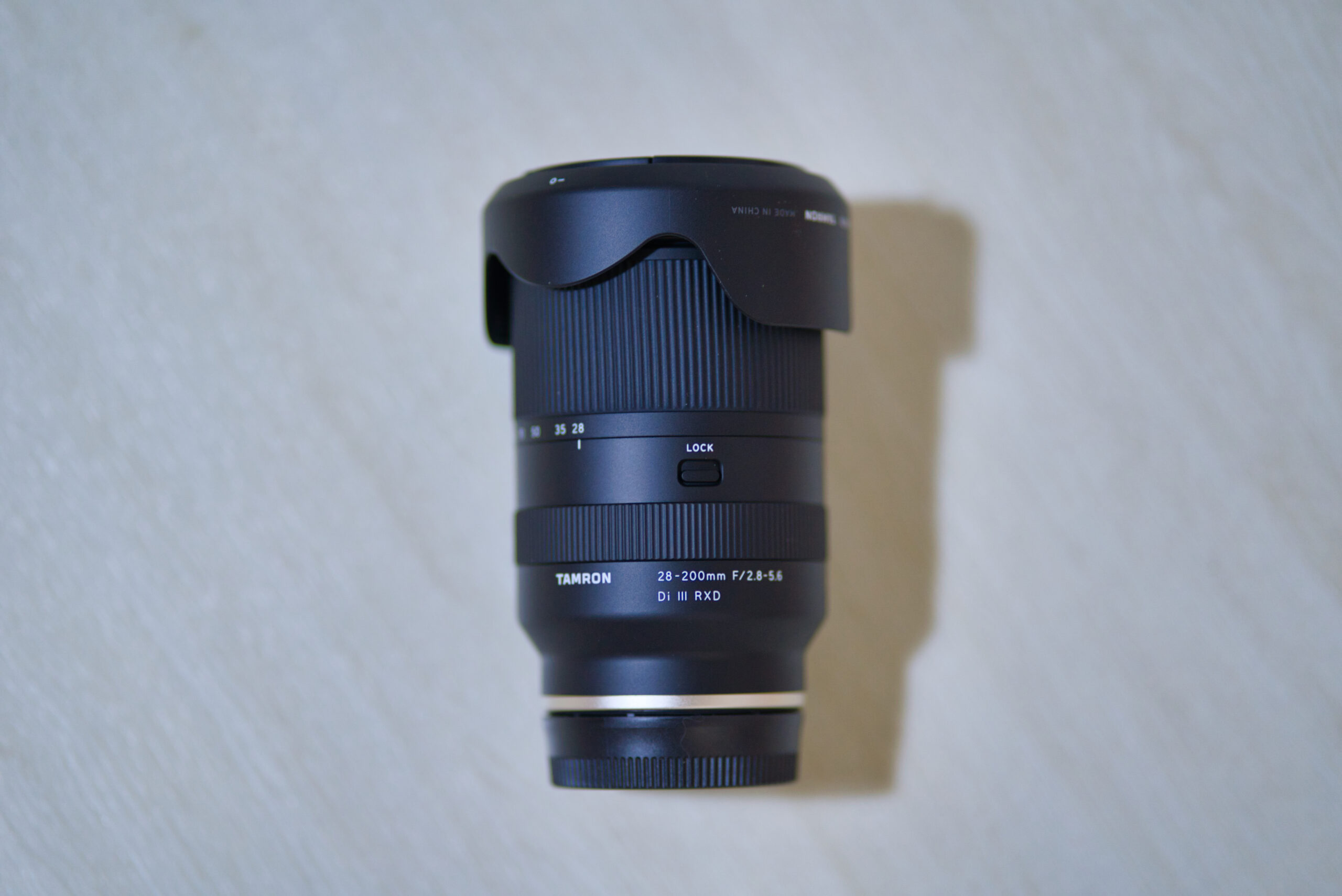 TAMRON 28-200mm F/2.8-5.6 Di III RXD の本体正面・フード装着・LOCKスイッチ確認