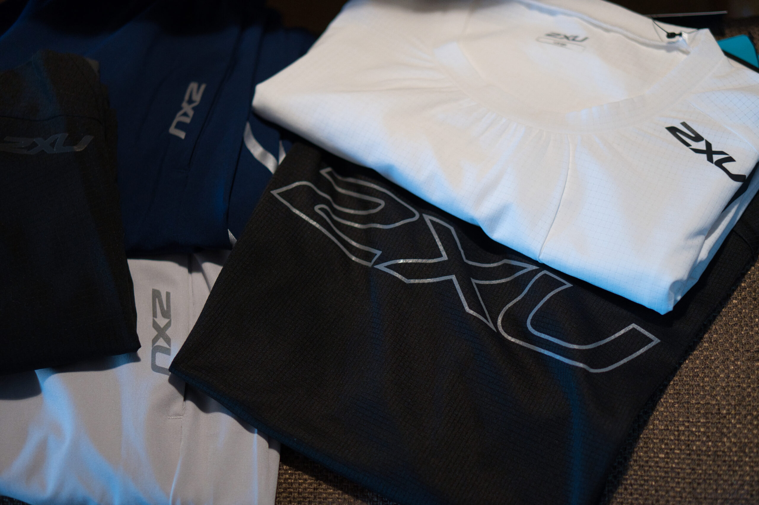 2XU コンプレッションウェアをまとめて取り出した状態・ブラック・ネイビー・ホワイト