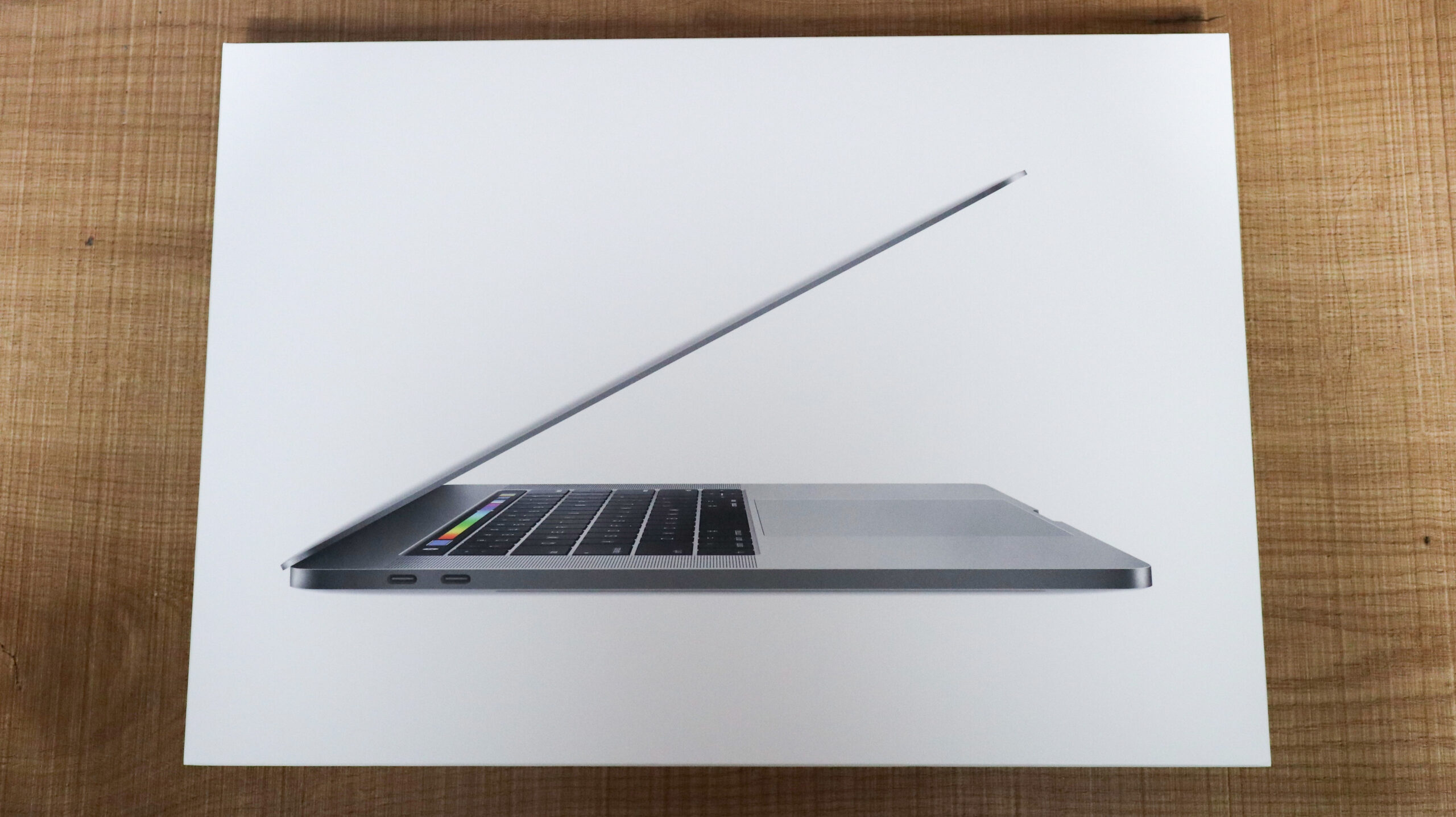 MacBook Pro 15インチ（Touch Bar搭載 Intel世代）の外箱。側面にポート構成のイラスト印刷