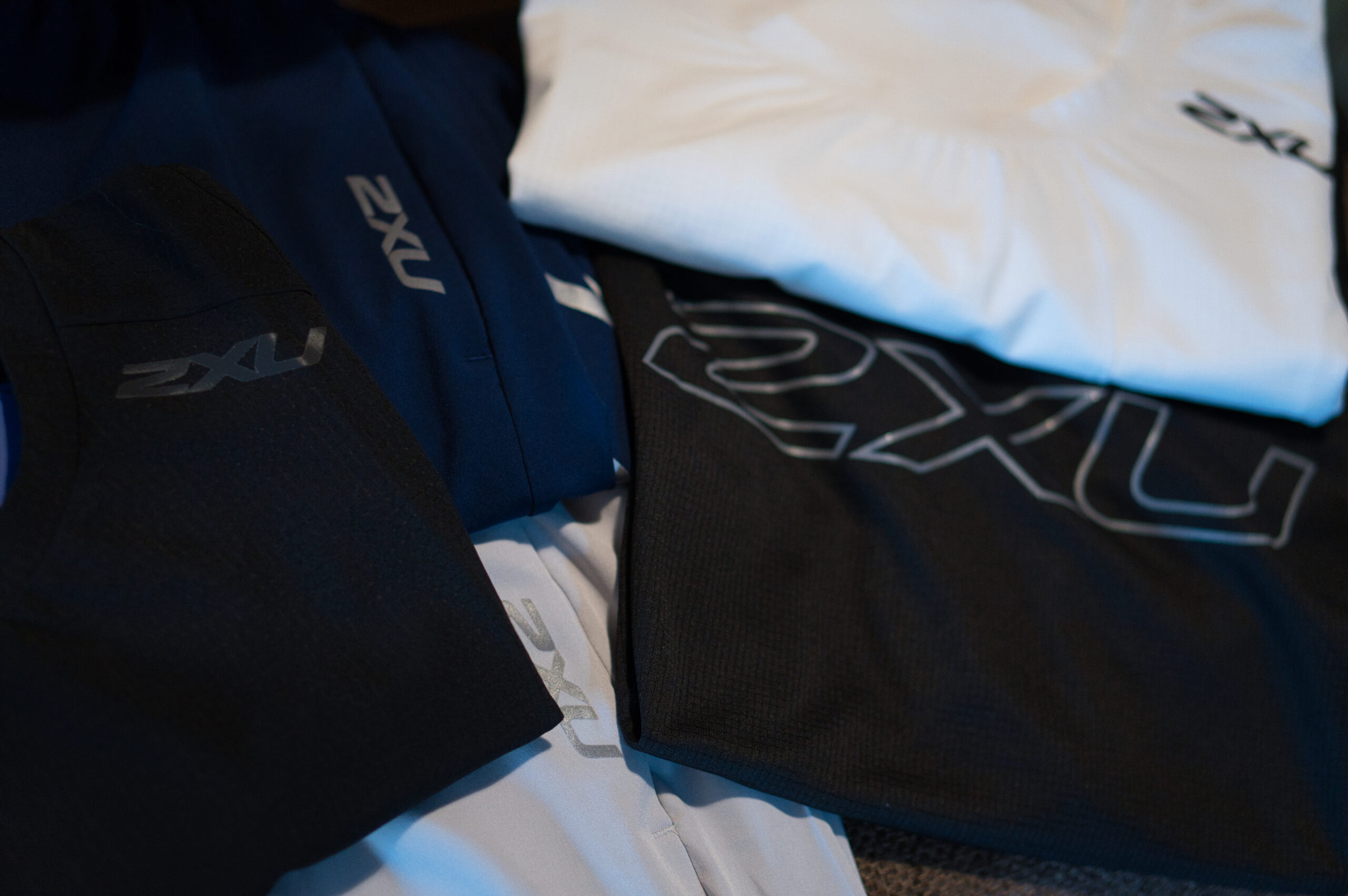 2XU コンプレッションタイツのロゴと生地テクスチャのクローズアップ