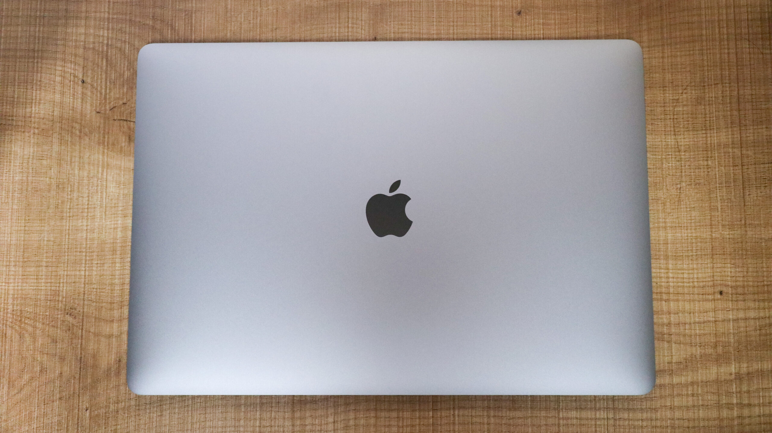 MacBook Pro 15インチ（A1990）ケースなしの天面。Space Gray、Appleロゴ、6年使用後のコンディション