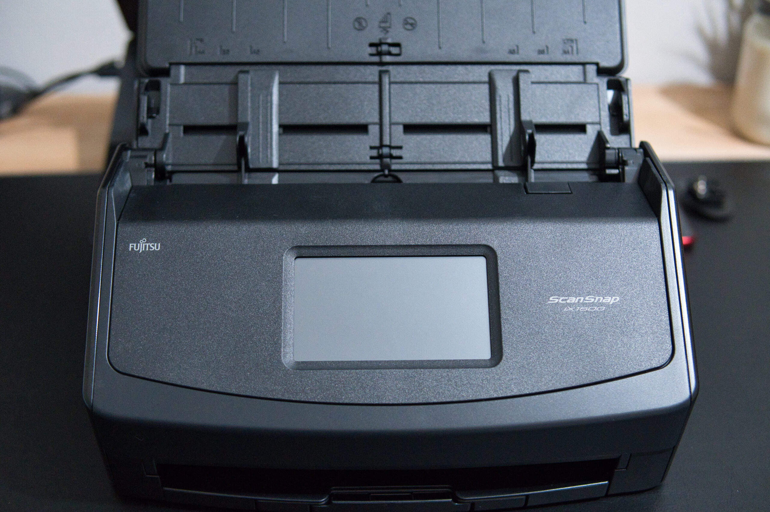 ScanSnap iX1600 の給紙トレイを開いた使用状態（タッチパネルとFujitsuロゴ）