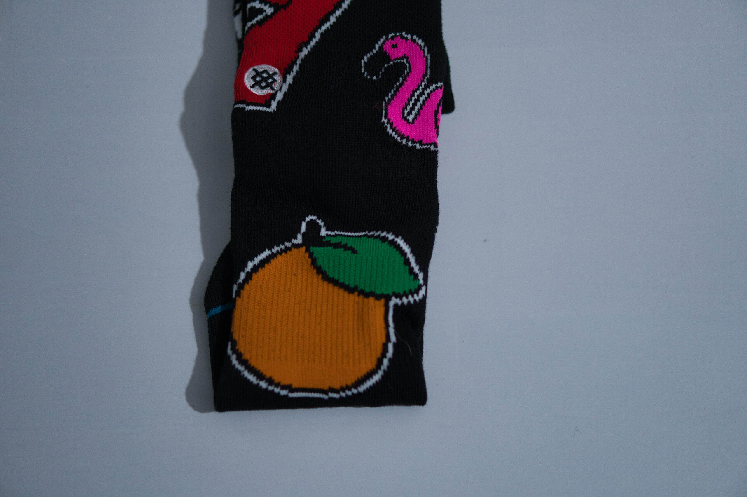 STANCE × Las Vegas コラボクルーソックス つま先アップ オレンジとフラミンゴのニット柄