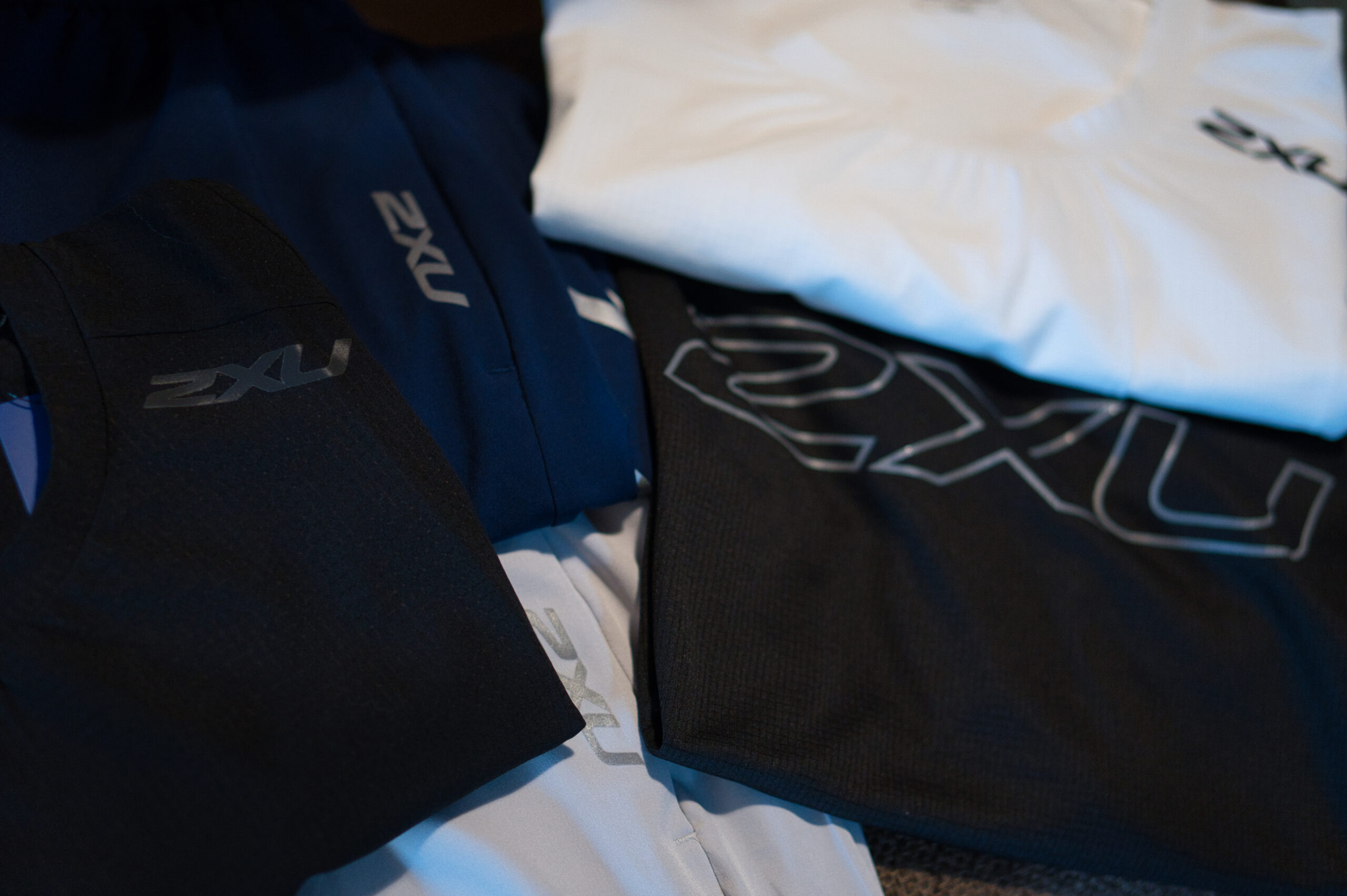 2XU タイツ・ショーツのロゴと生地質感を別アングルで撮影