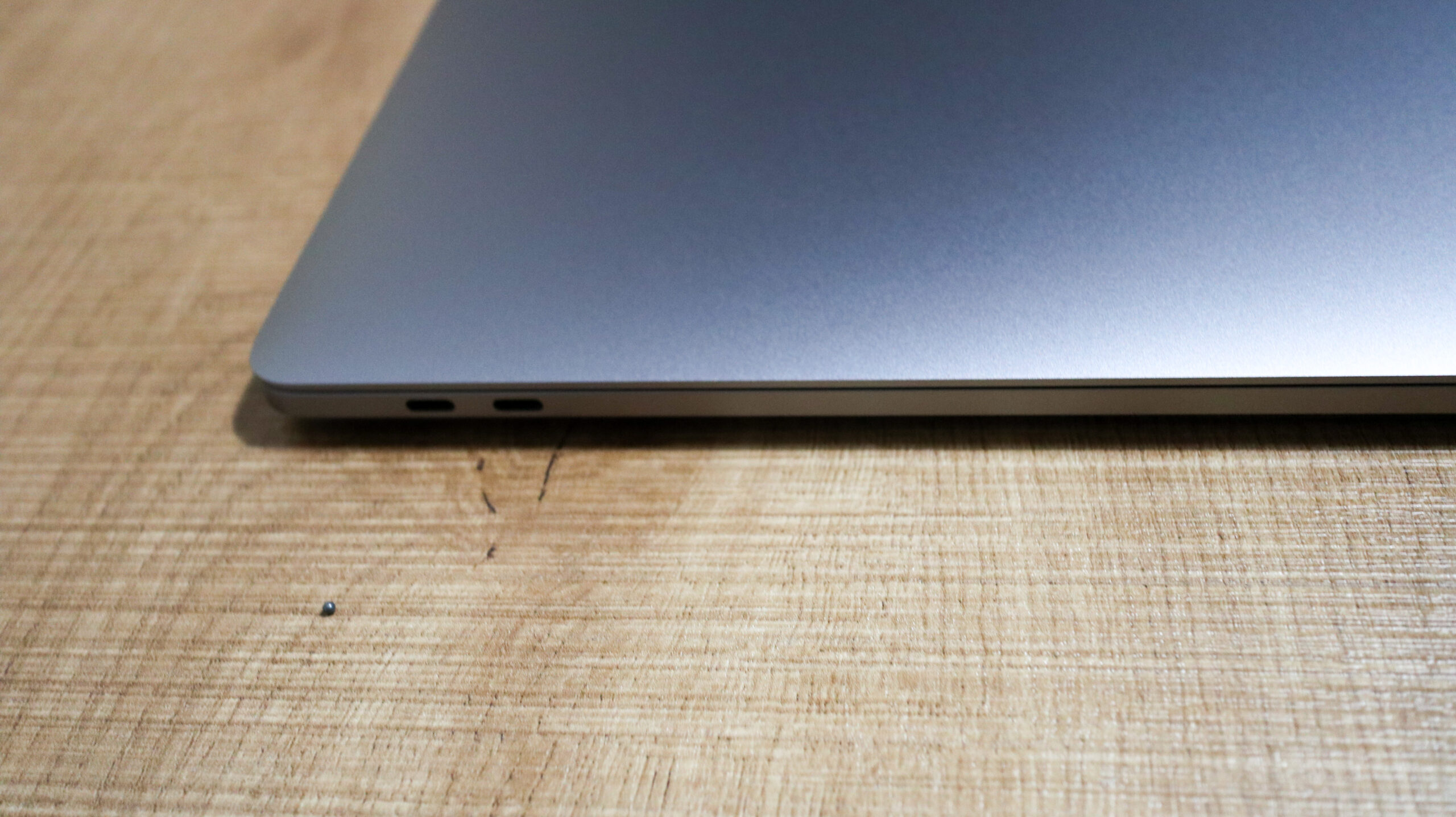MacBook Pro 15インチ 左側面のThunderbolt 3（USB-C）×2ポートのクローズアップ