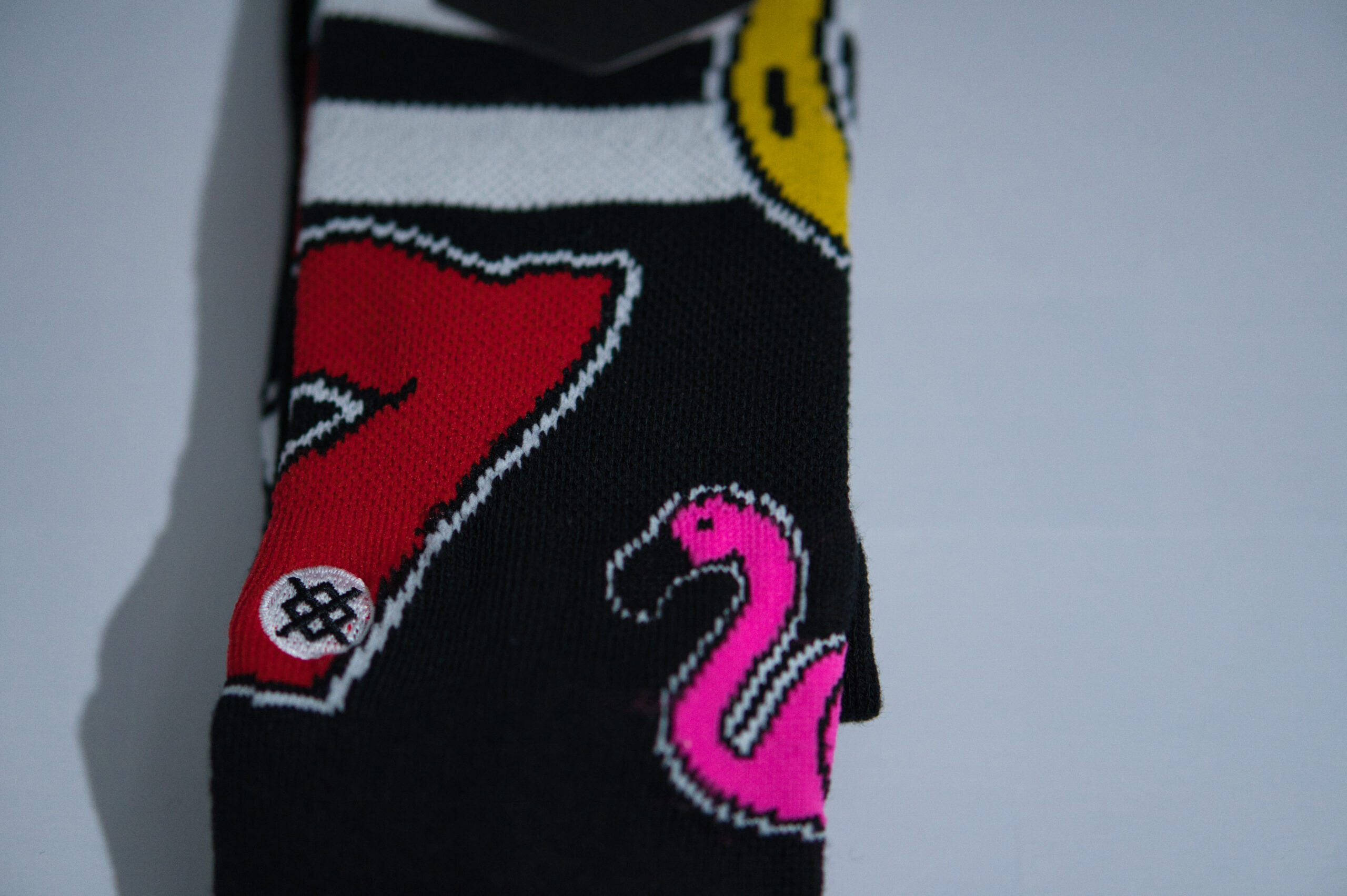 STANCE × Las Vegas コラボクルーソックス 足首アップ Lucky 7とフラミンゴのニット柄クローズアップ
