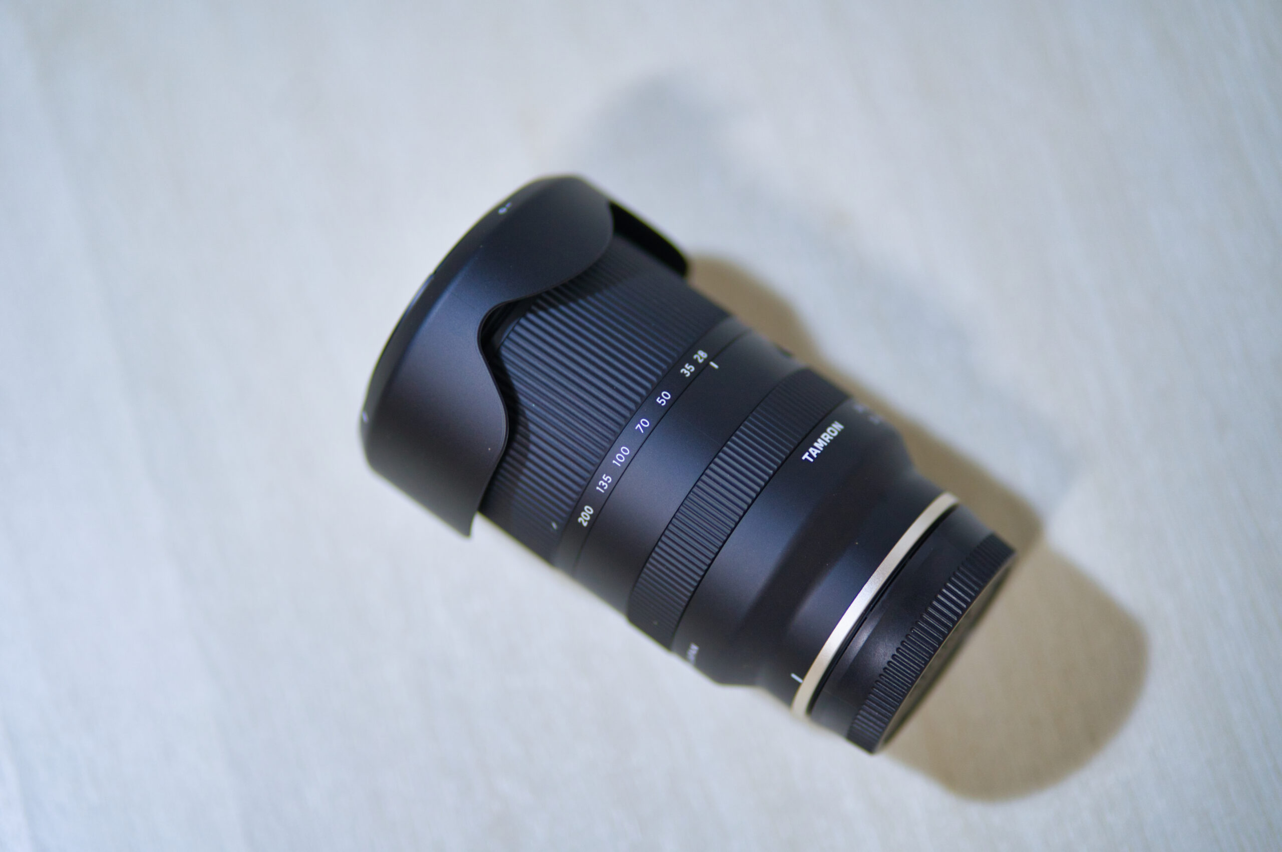 TAMRON 28-200mm Di III RXD の焦点距離目盛り全体（28〜200mmのスケールを斜め上から）