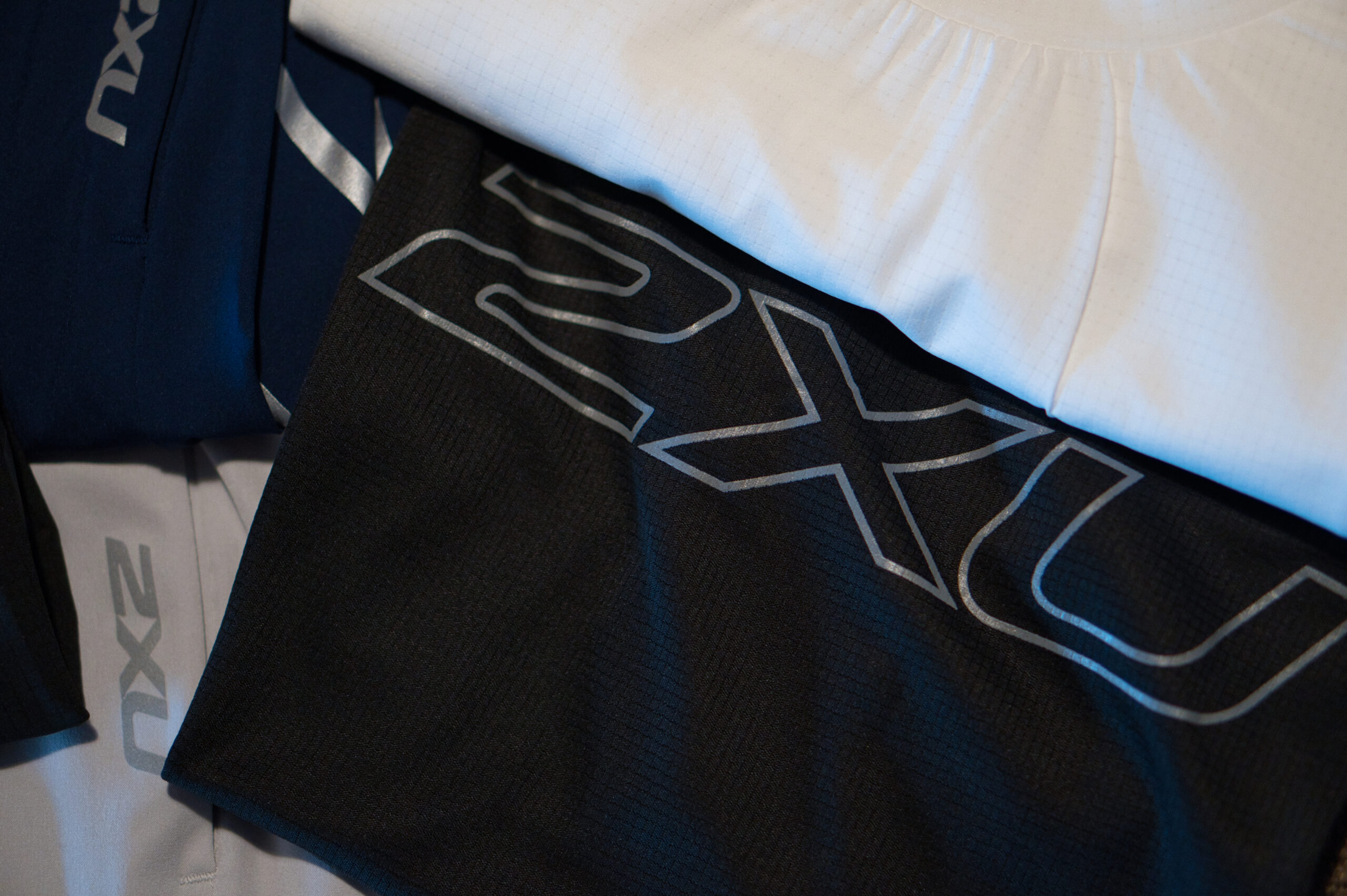 2XU MCS コンプレッションショーツのロゴと密度の高い生地のクローズアップ