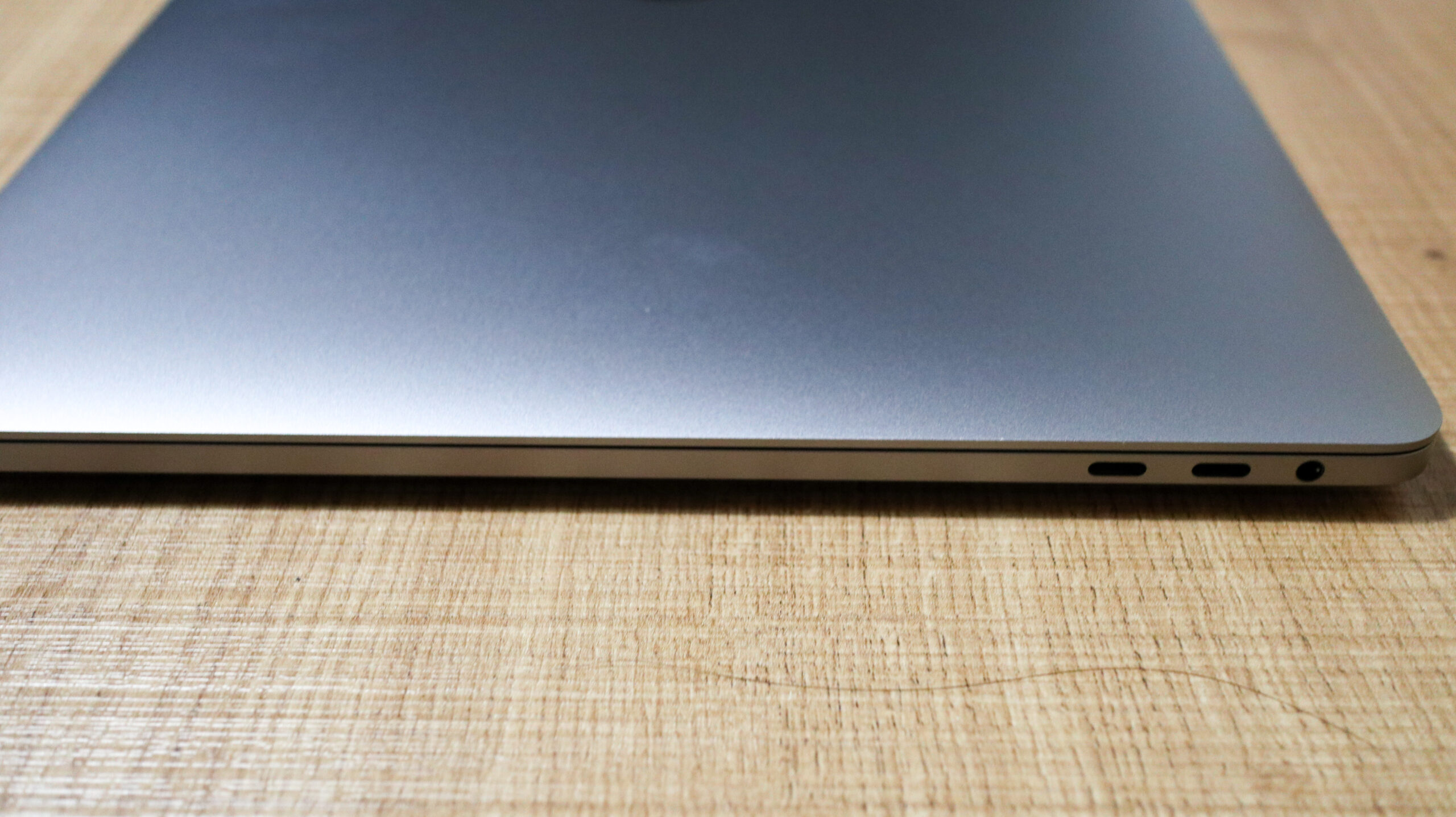 MacBook Pro 15インチ 右側面のThunderbolt 3（USB-C）×2ポートとヘッドフォンジャック