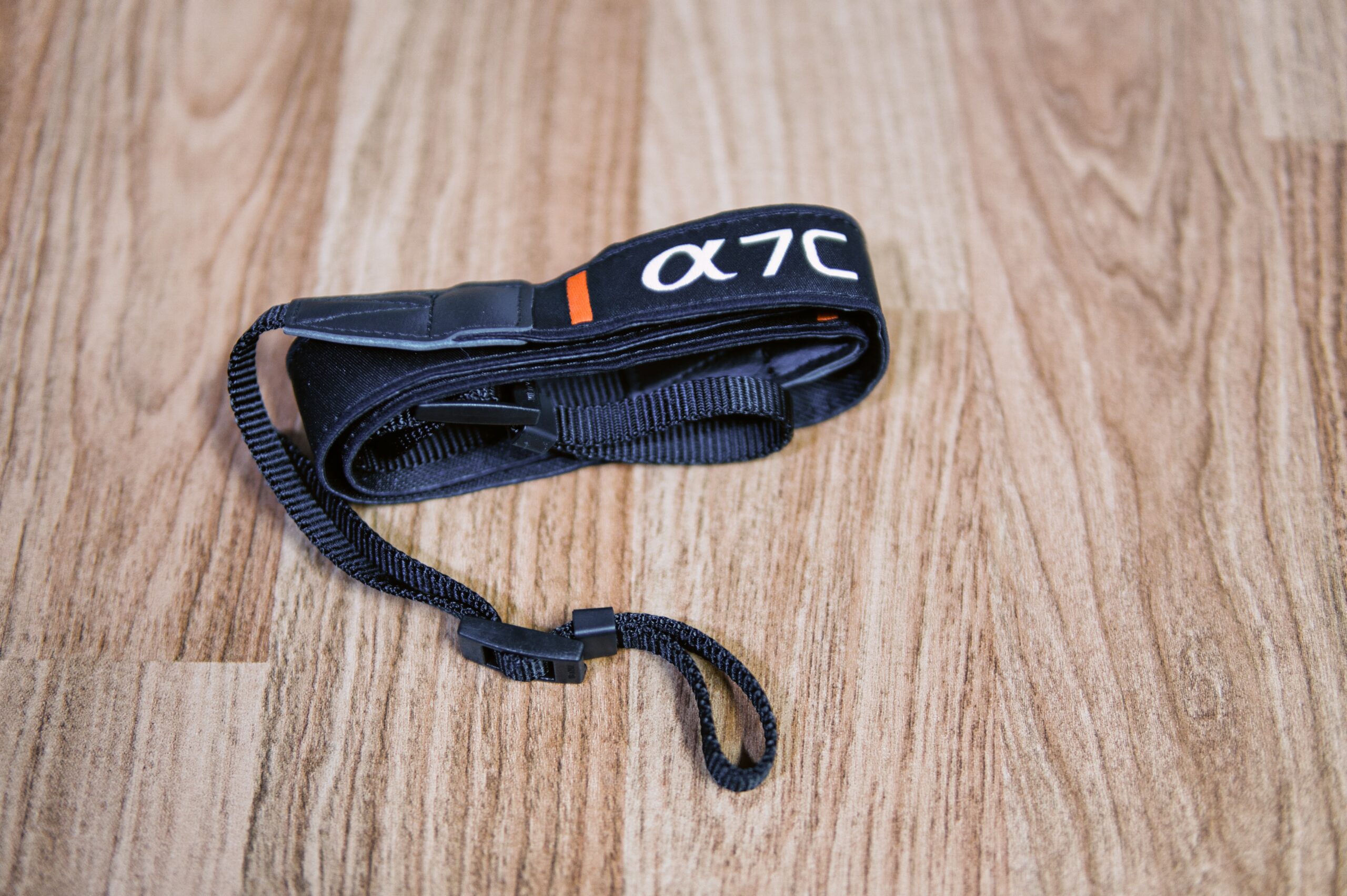 α7C 付属のストラップと USB ケーブル類