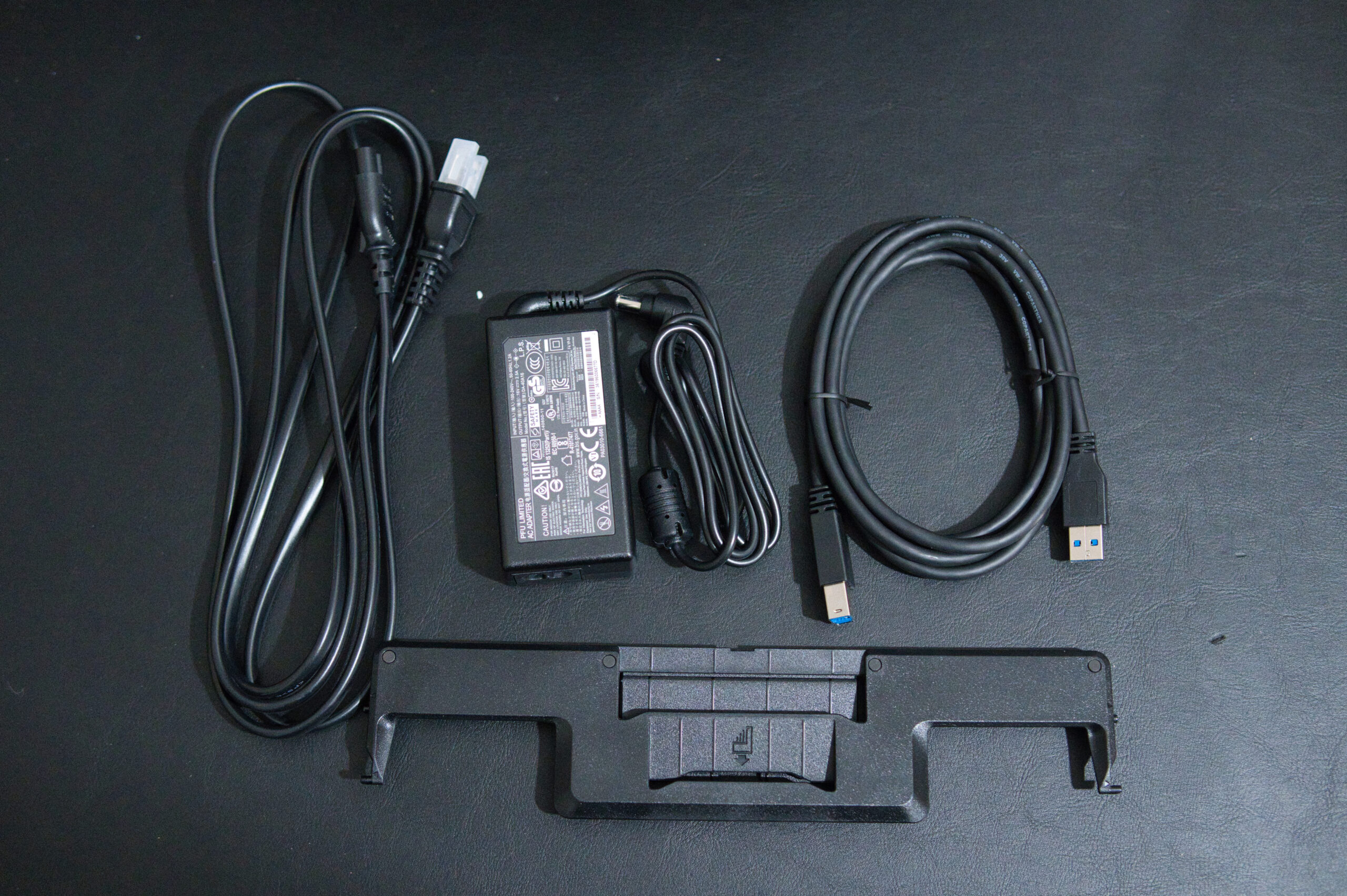 ScanSnap iX1600 の付属品一式（電源アダプター・USBケーブル・スタッカー拡張ユニット）