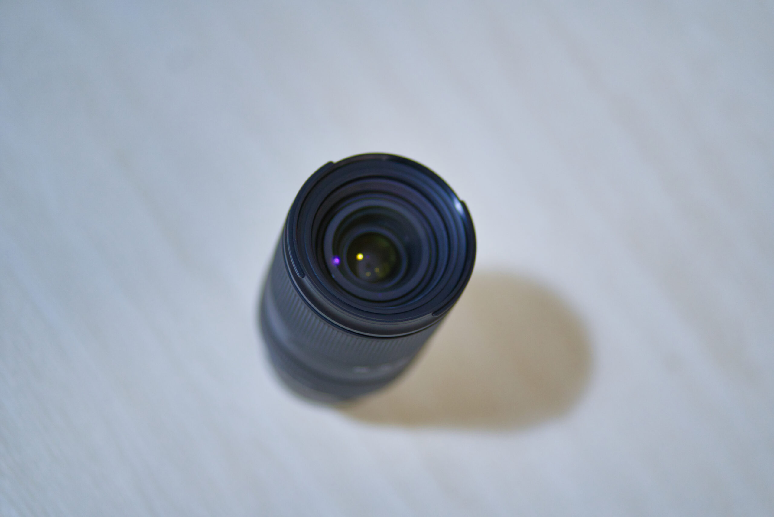 TAMRON 28-200mm Di III RXD の前玉クローズアップ・マルチコートの反射