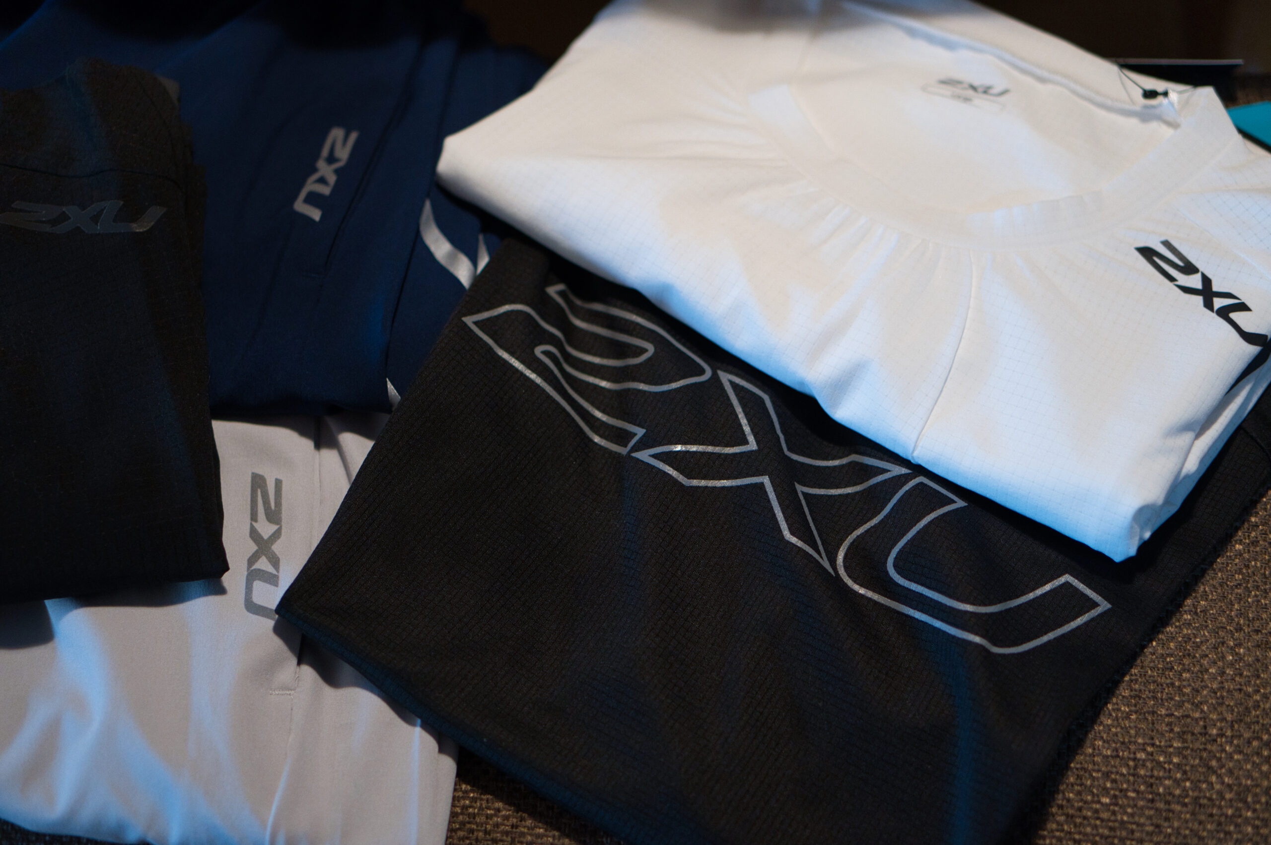 2XU コンプレッションウェア一式(タイツ・ショーツ・Tシャツ)の平置き全体