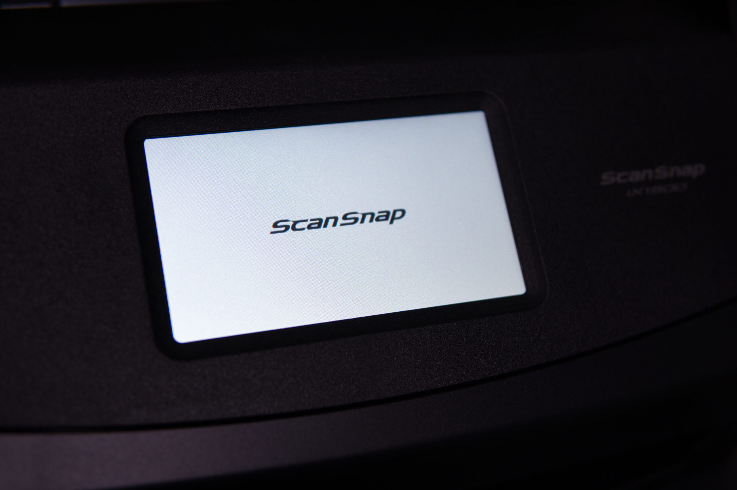ScanSnap iX1600 のタッチパネルに表示されたロゴ画面クローズアップ