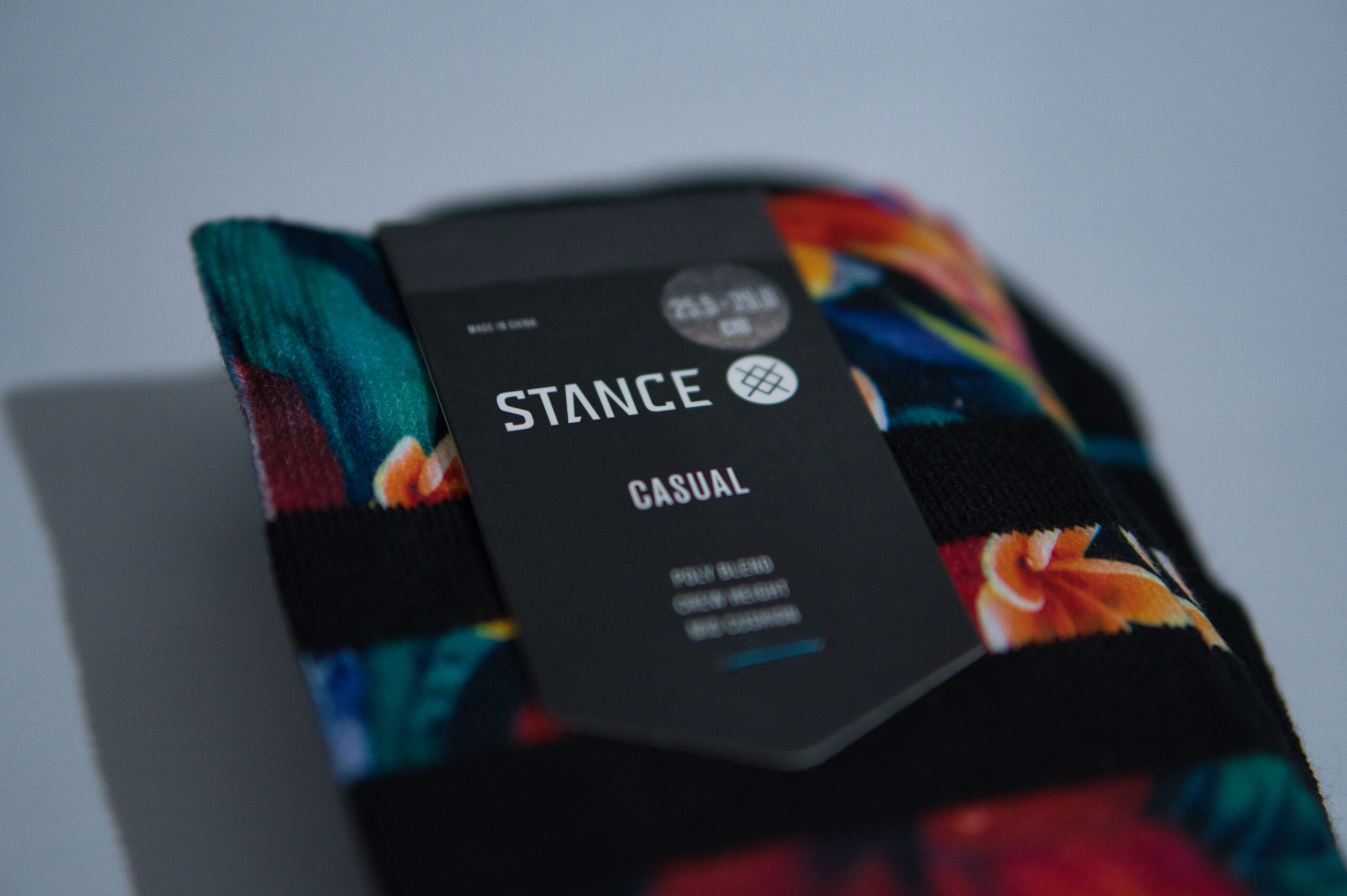 STANCE カジュアルクルーソックス 花柄 タグアップ CASUAL タグと鮮やかな花柄のクローズアップ