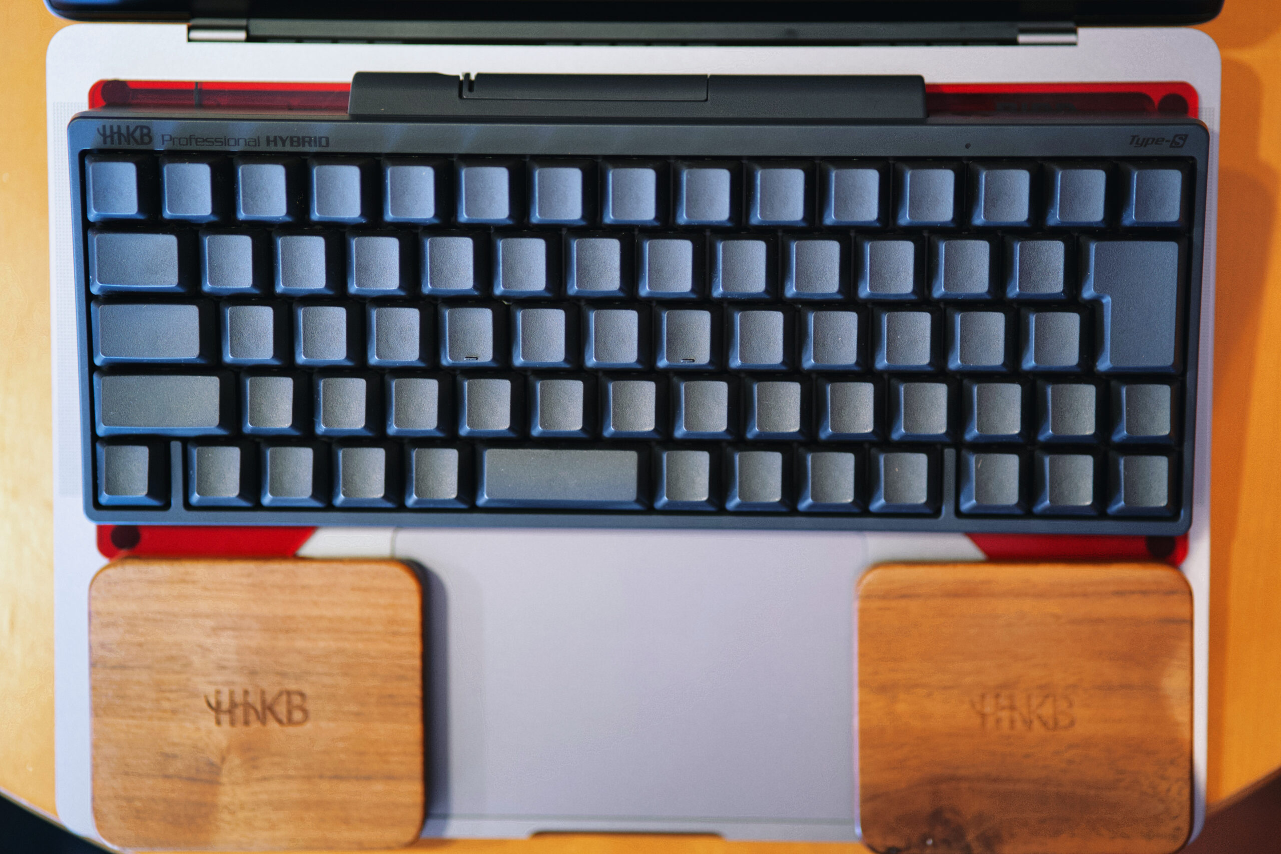 HHKB Professional HYBRID 日本語配列を MacBook に重ねた尊師スタイル、木製パームレスト添え
