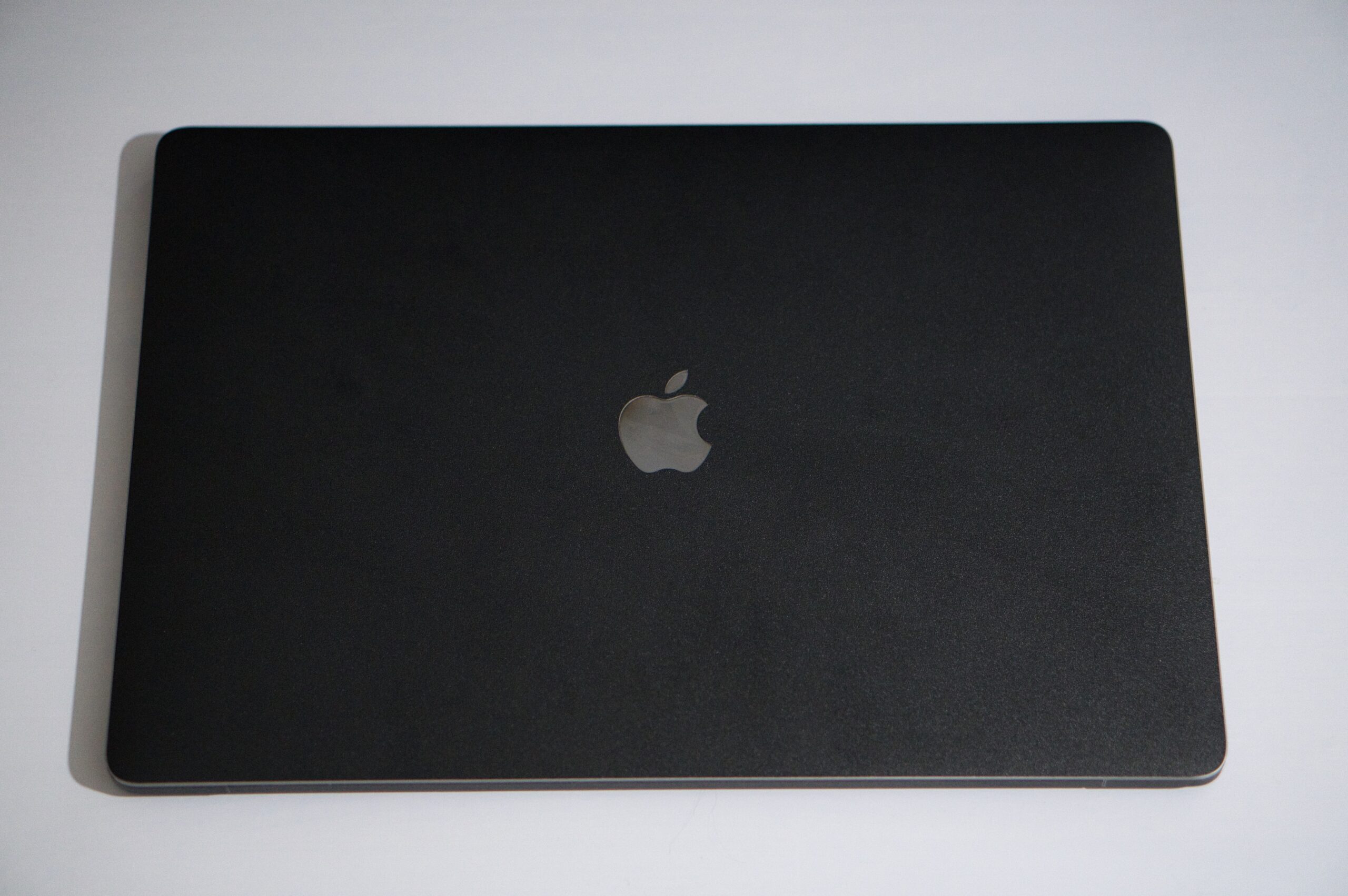 wraplus スキンシールを貼った MacBook Pro 16インチ天板の全景