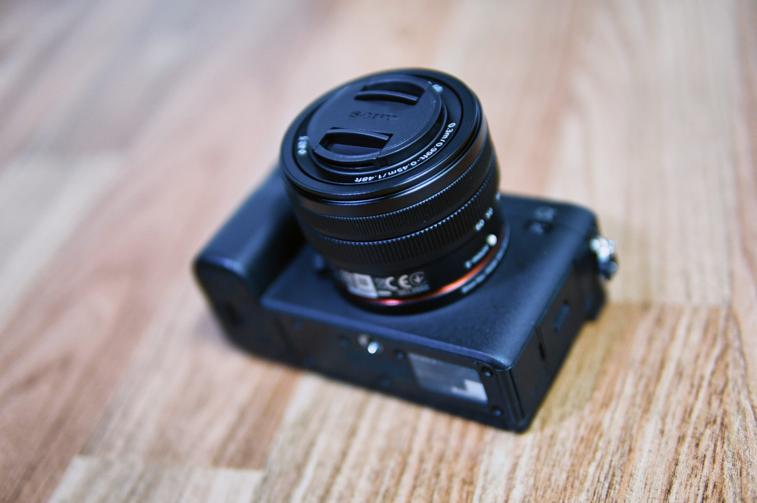 α7C の小型 EVF（0.39型・倍率0.59倍）