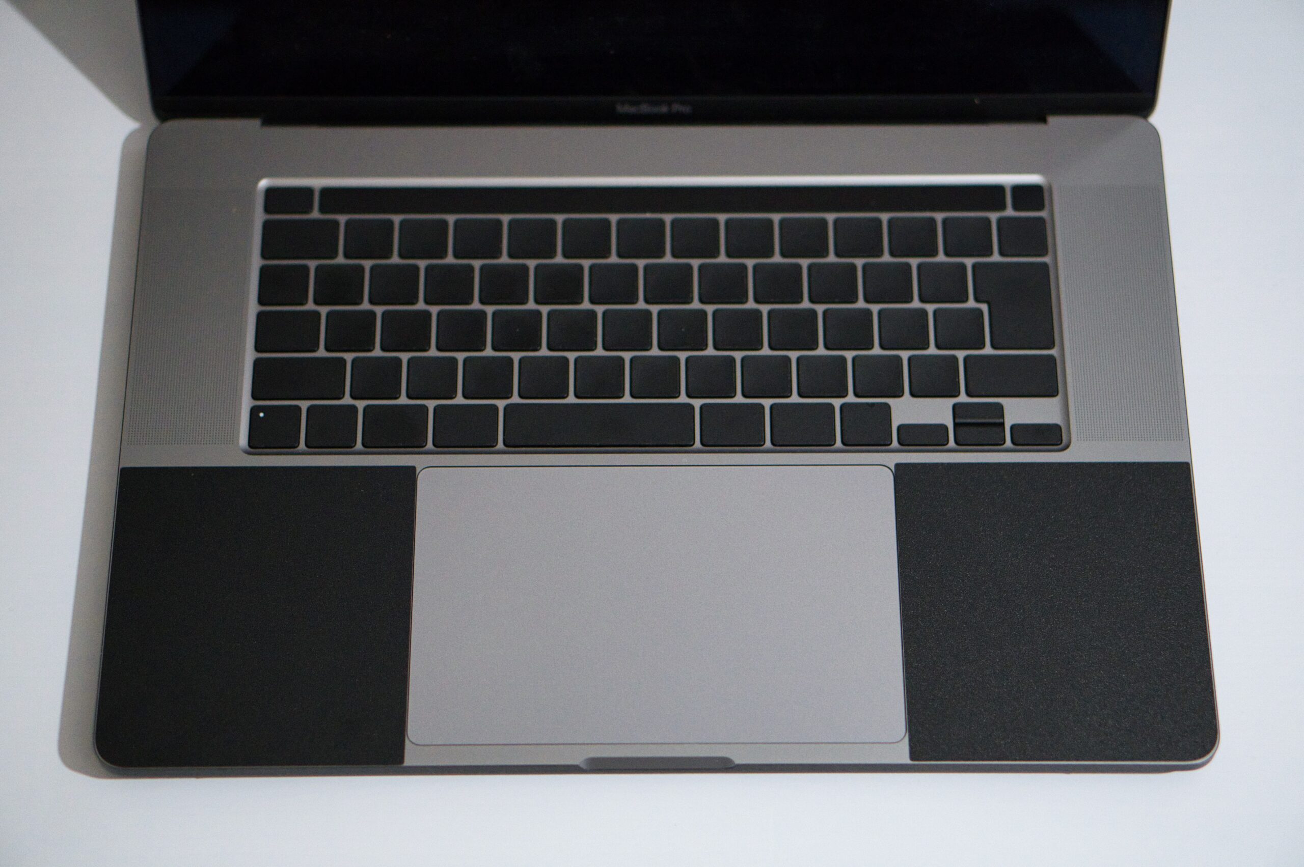 wraplus 装着 MacBook Pro スキンシール完成形のトップビュー