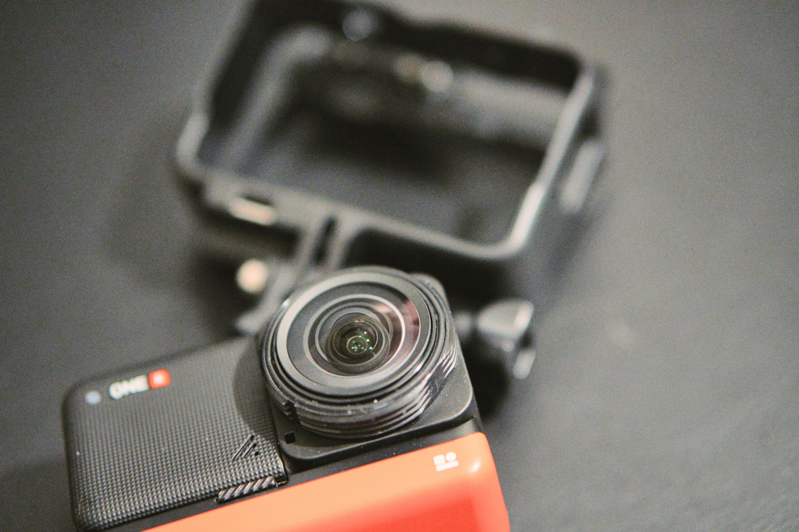 Insta360 ONE R Mounting Bracket の3つのマウントポイント（コールドシュー / GoPro互換 / 1/4ネジ）