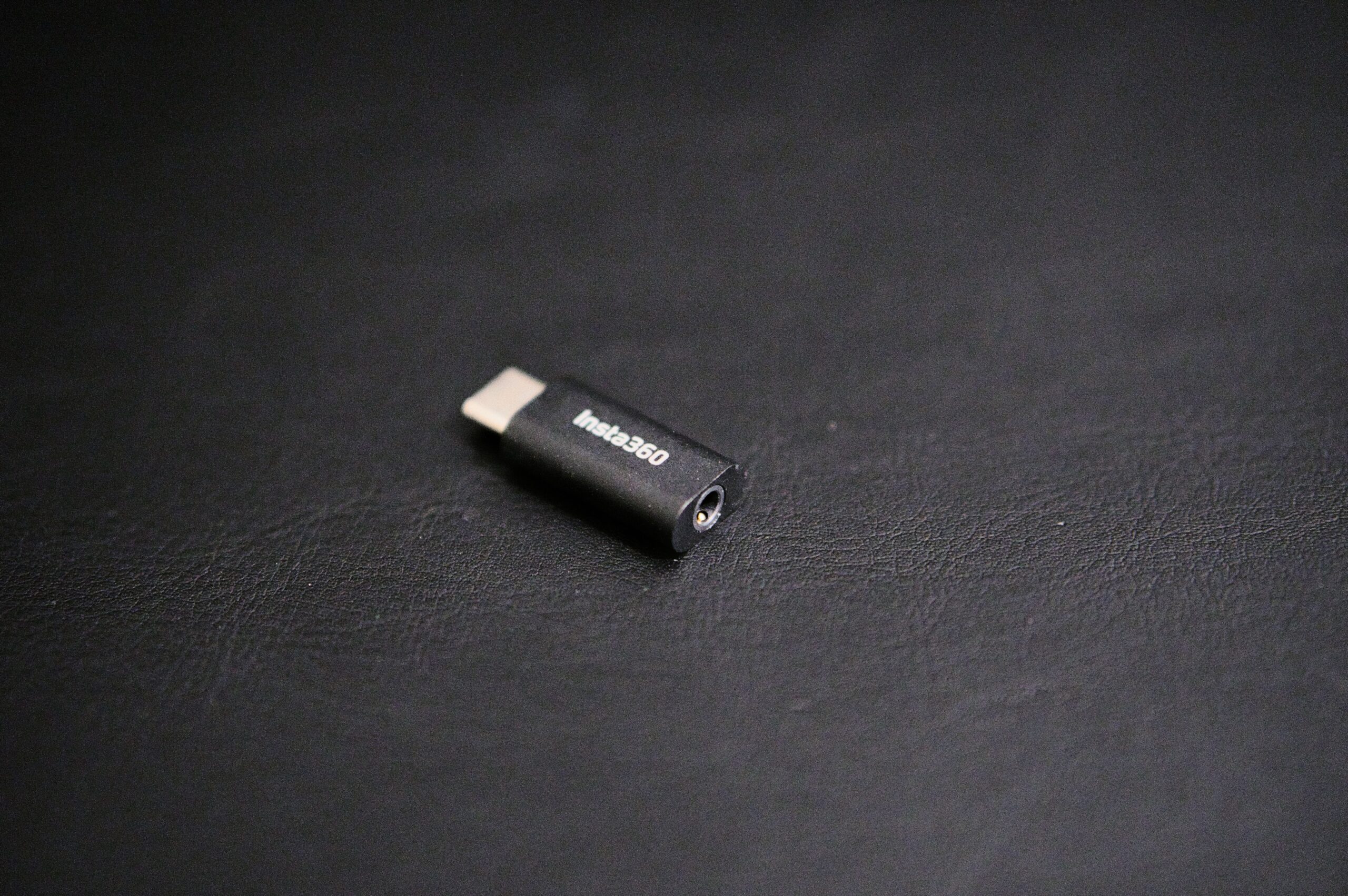 Insta360 ONE R Mic Adapter の 3.5mm TRS マイク入力端子
