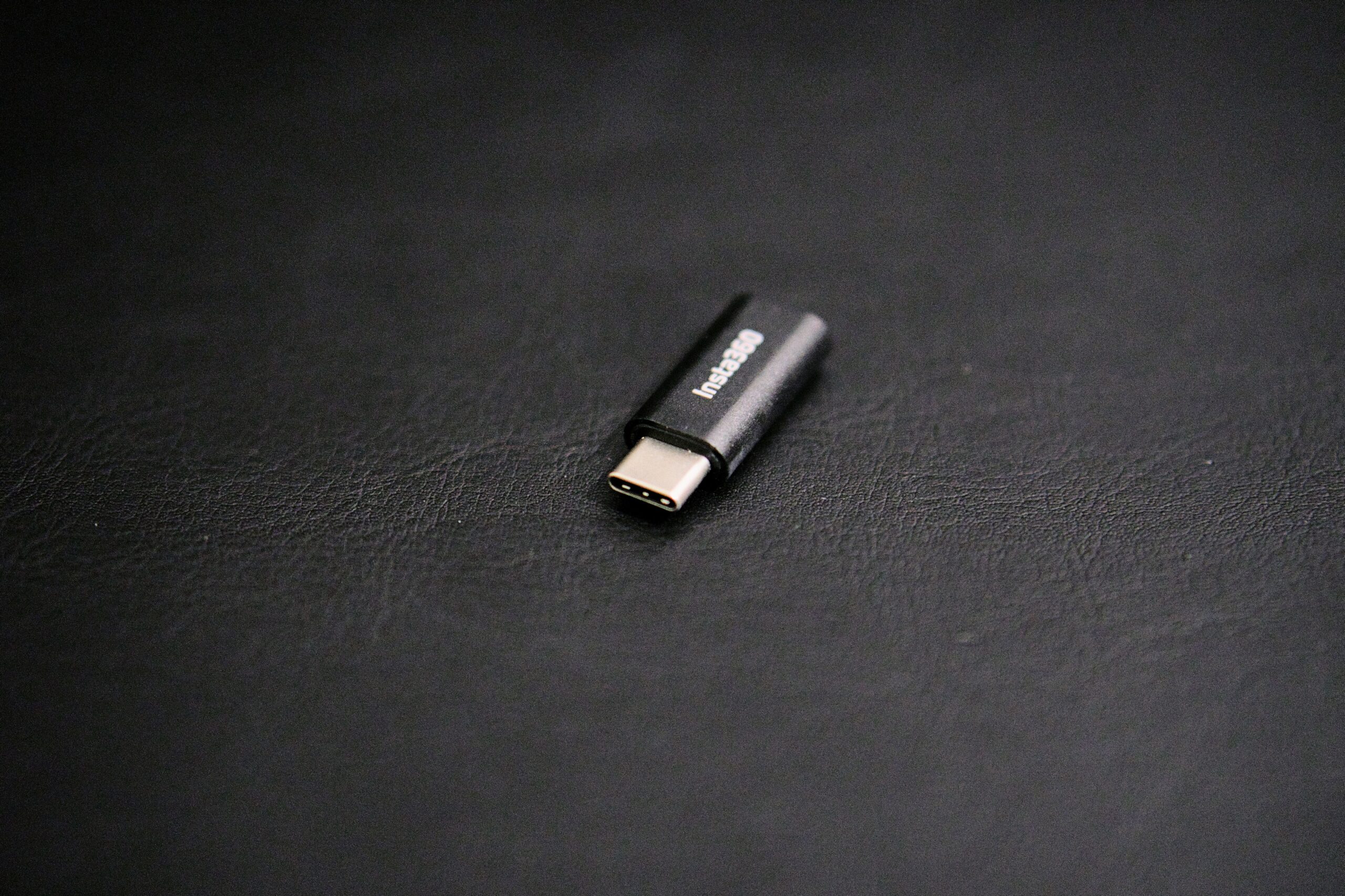 Insta360 ONE R Mic Adapter の USB-C 接続部クローズアップ（5年使用）