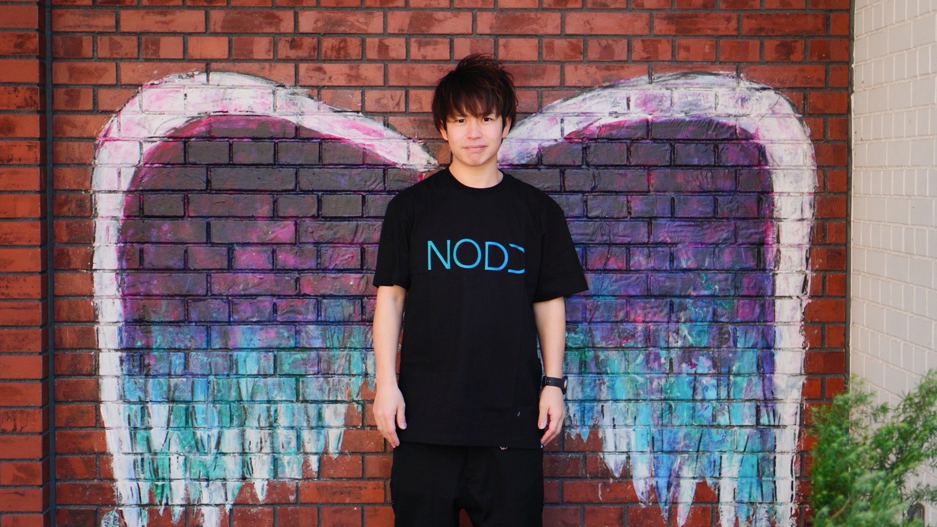 NODDアパレルのロゴアップ（グラデーションプリントの近接ショット）