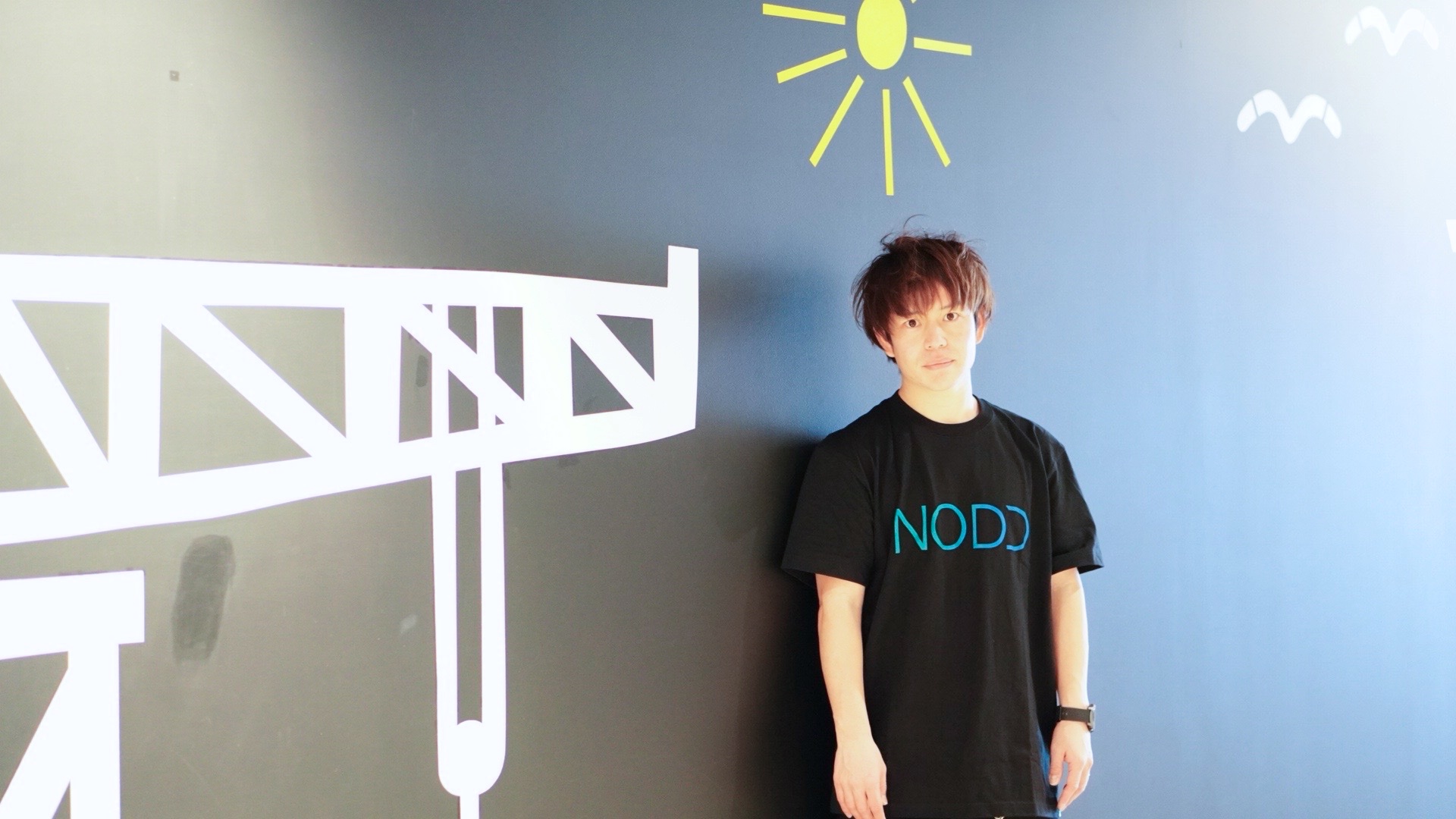 NODDアパレルで横浜のストリートアート前に立つ街着スタイル