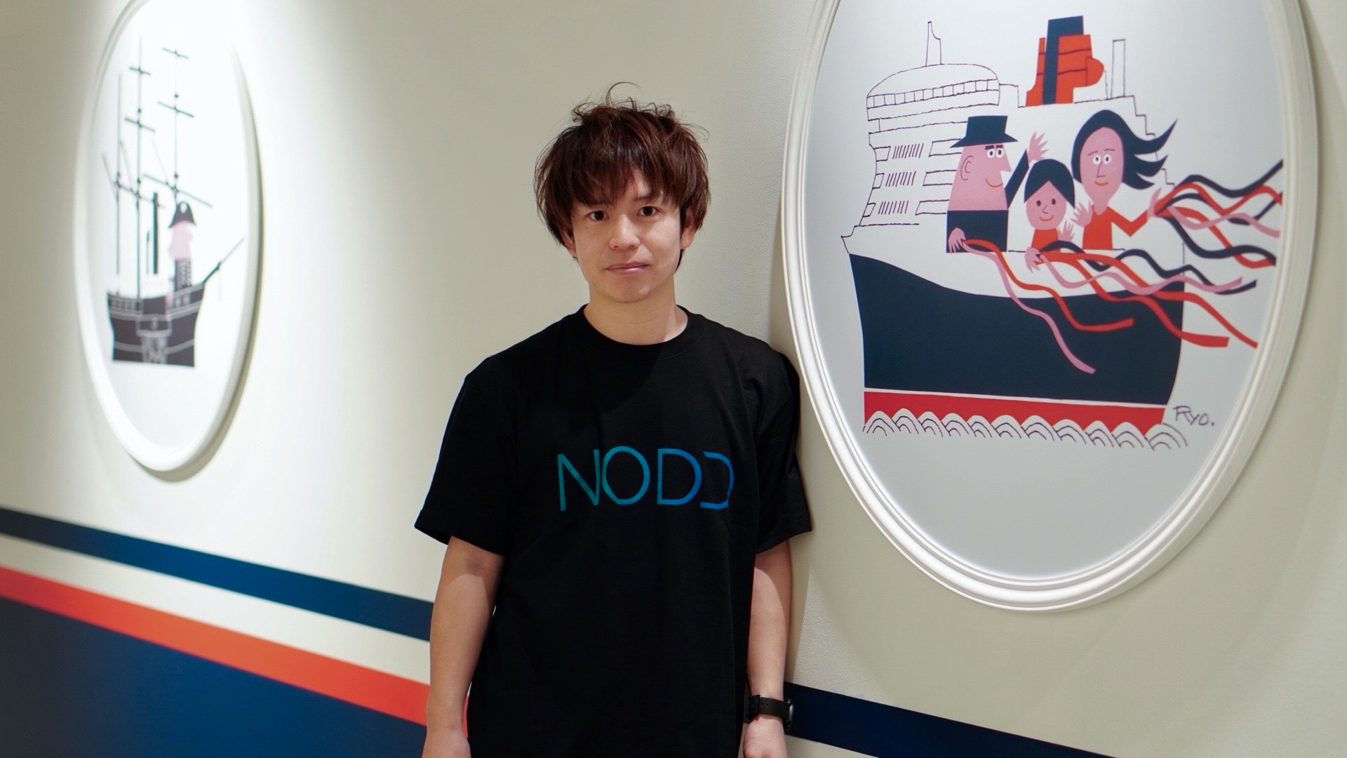 NODDのTシャツでアートと並んで立つ購入ガイド向けカット