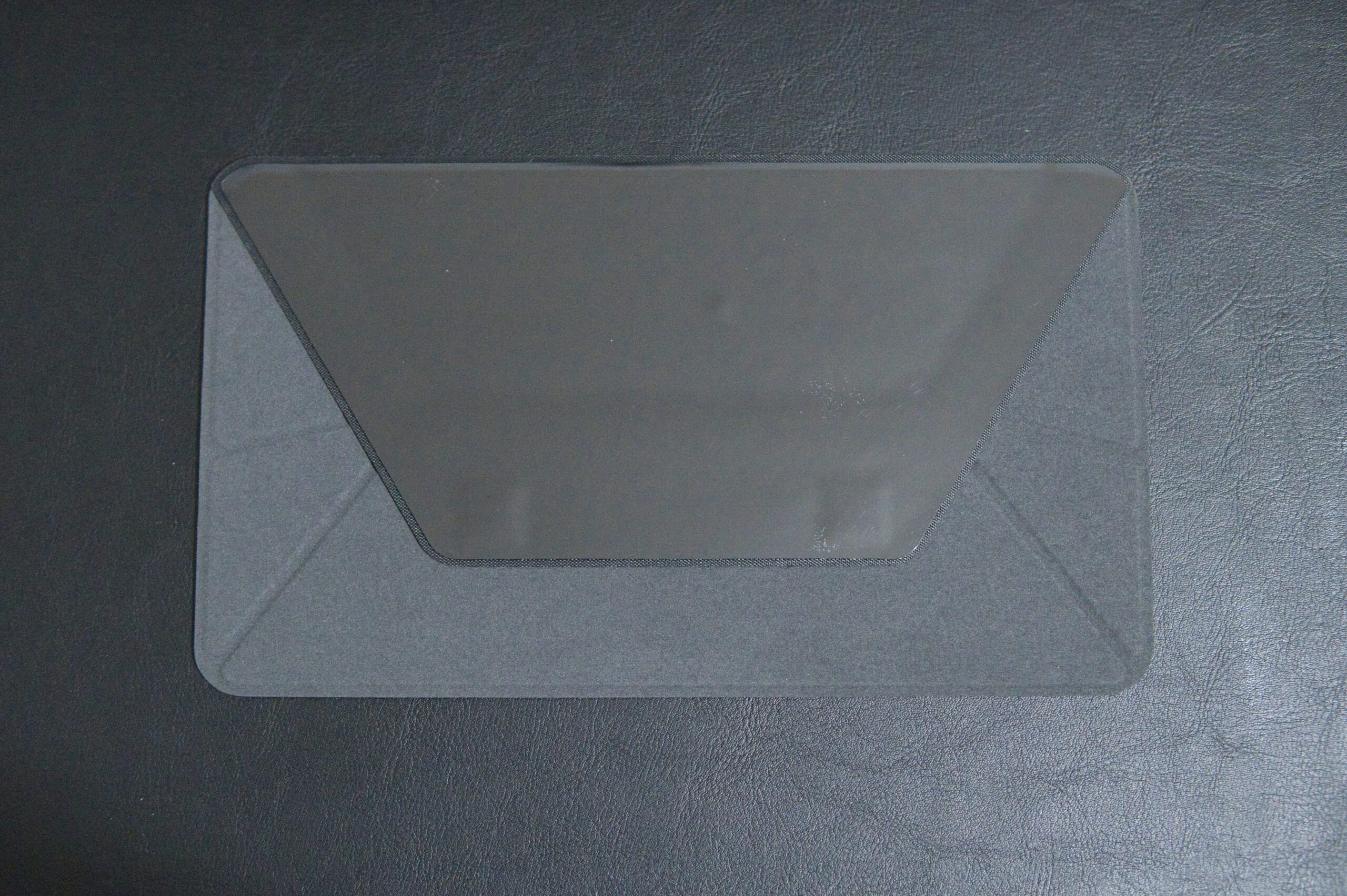 MOBO ORIGAMI STAND MacBook Pro 背面に貼り付けた状態