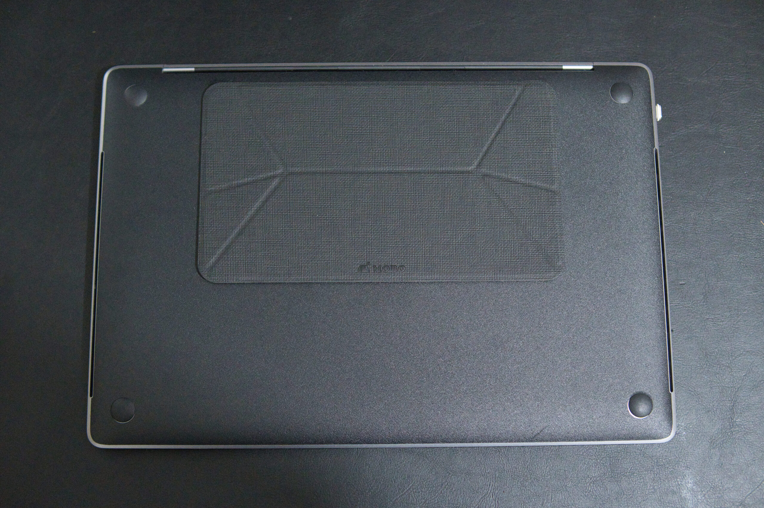 MOBO ORIGAMI STAND PC背面装着 薄さ確認