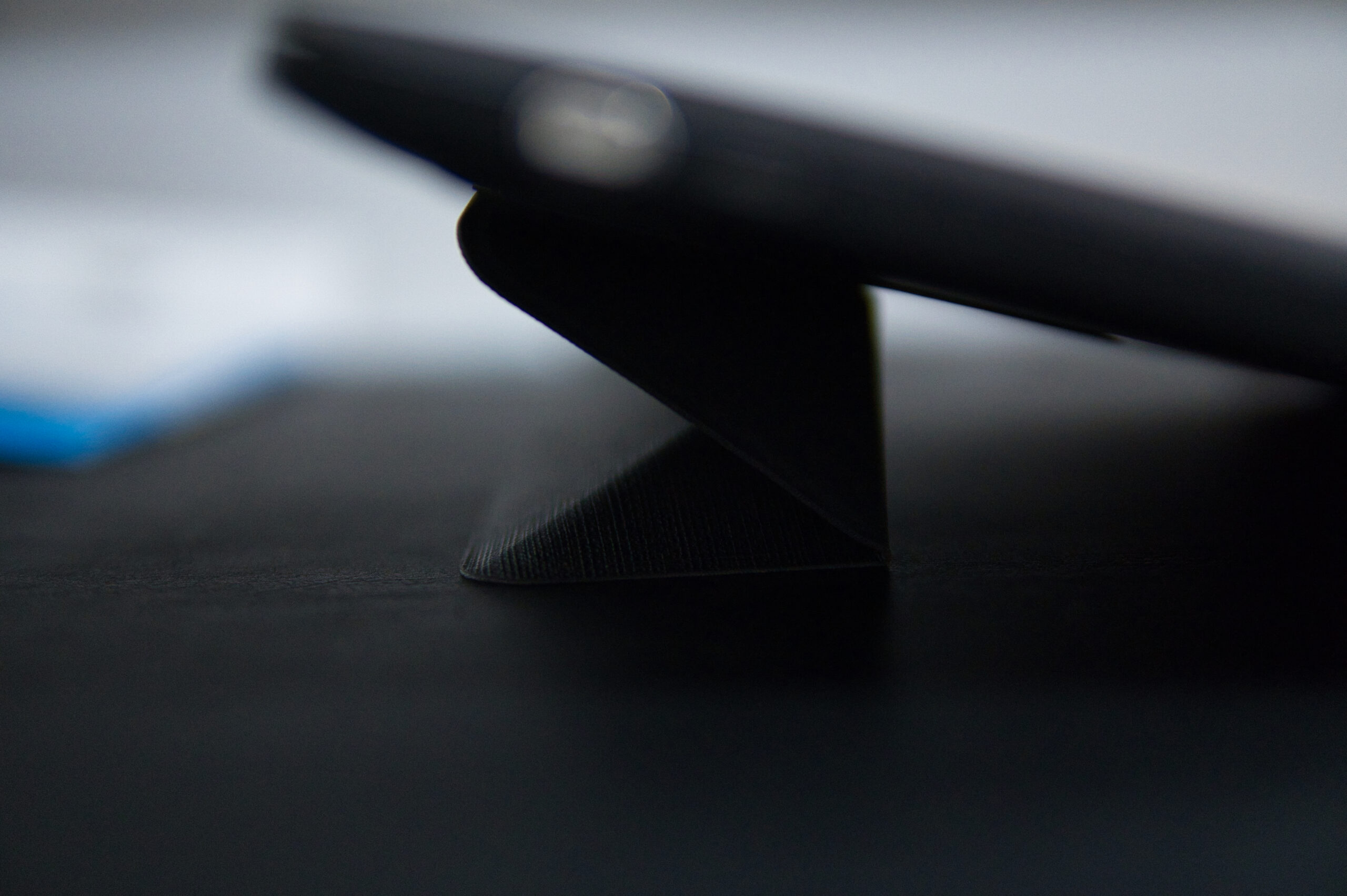 MOBO ORIGAMI STAND 谷折り使用 正面から