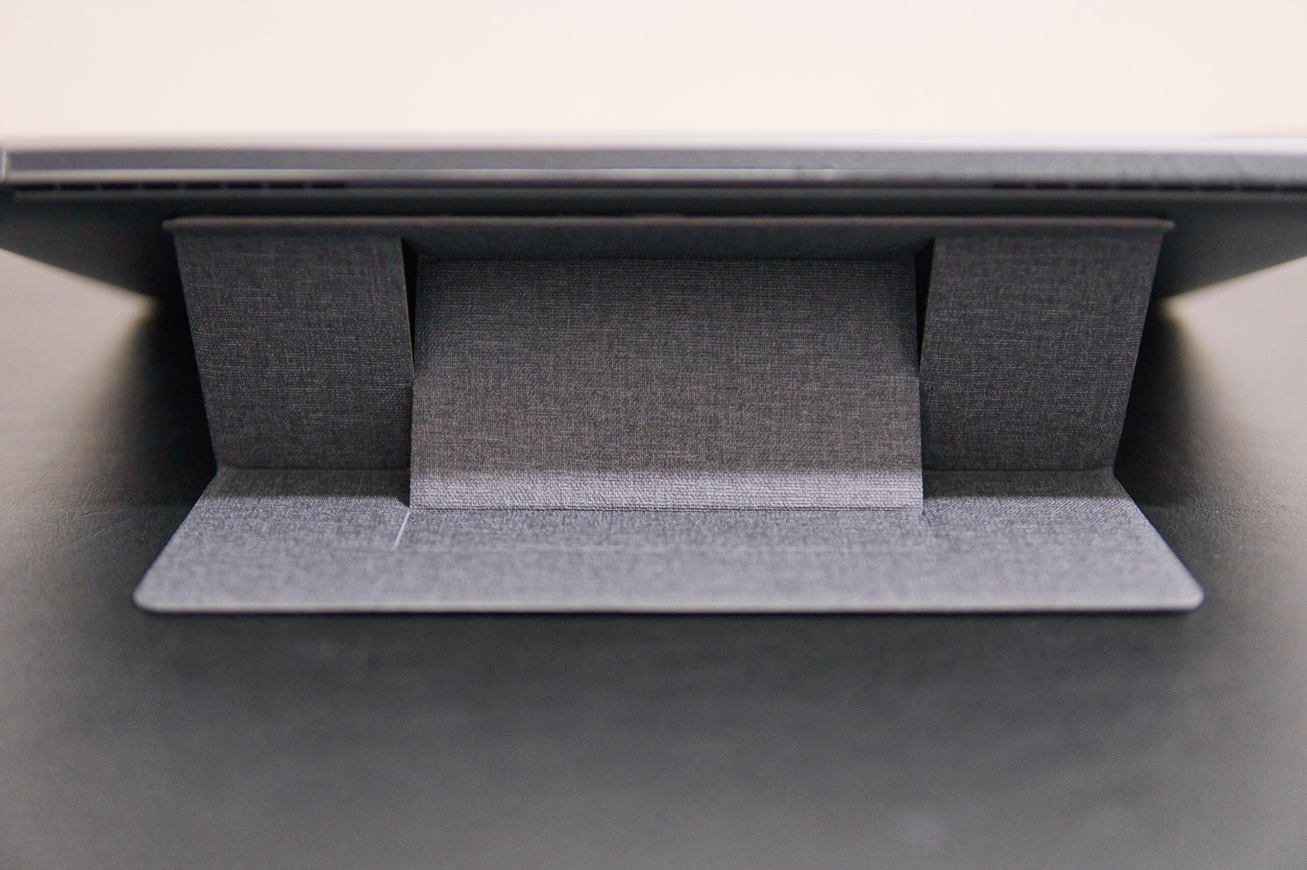 89g・3mm厚のVINCI を貼ったまま鞄から出すMacBook