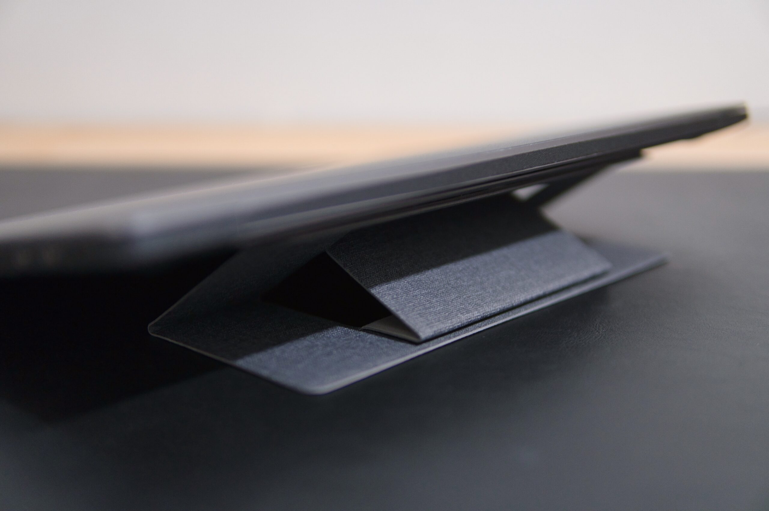 MacBookに貼り付けたPCスタンドを展開した側面ショット