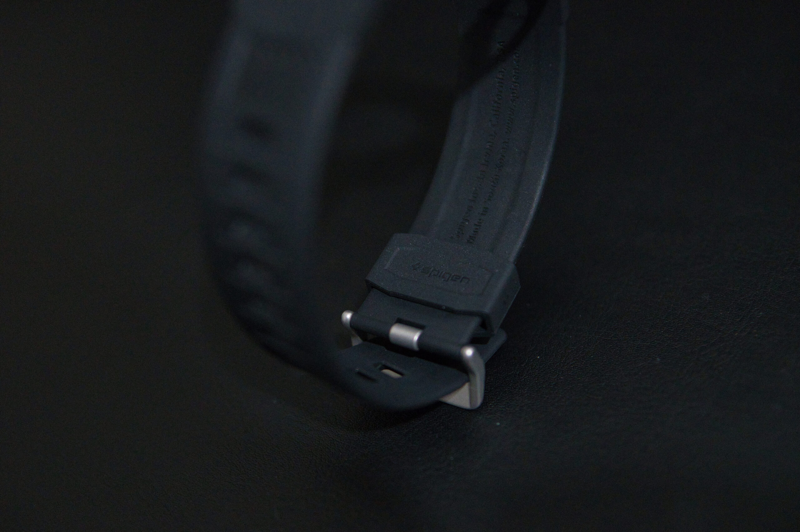 Spigen Rugged Armor PRO Apple Watch 装着 横から