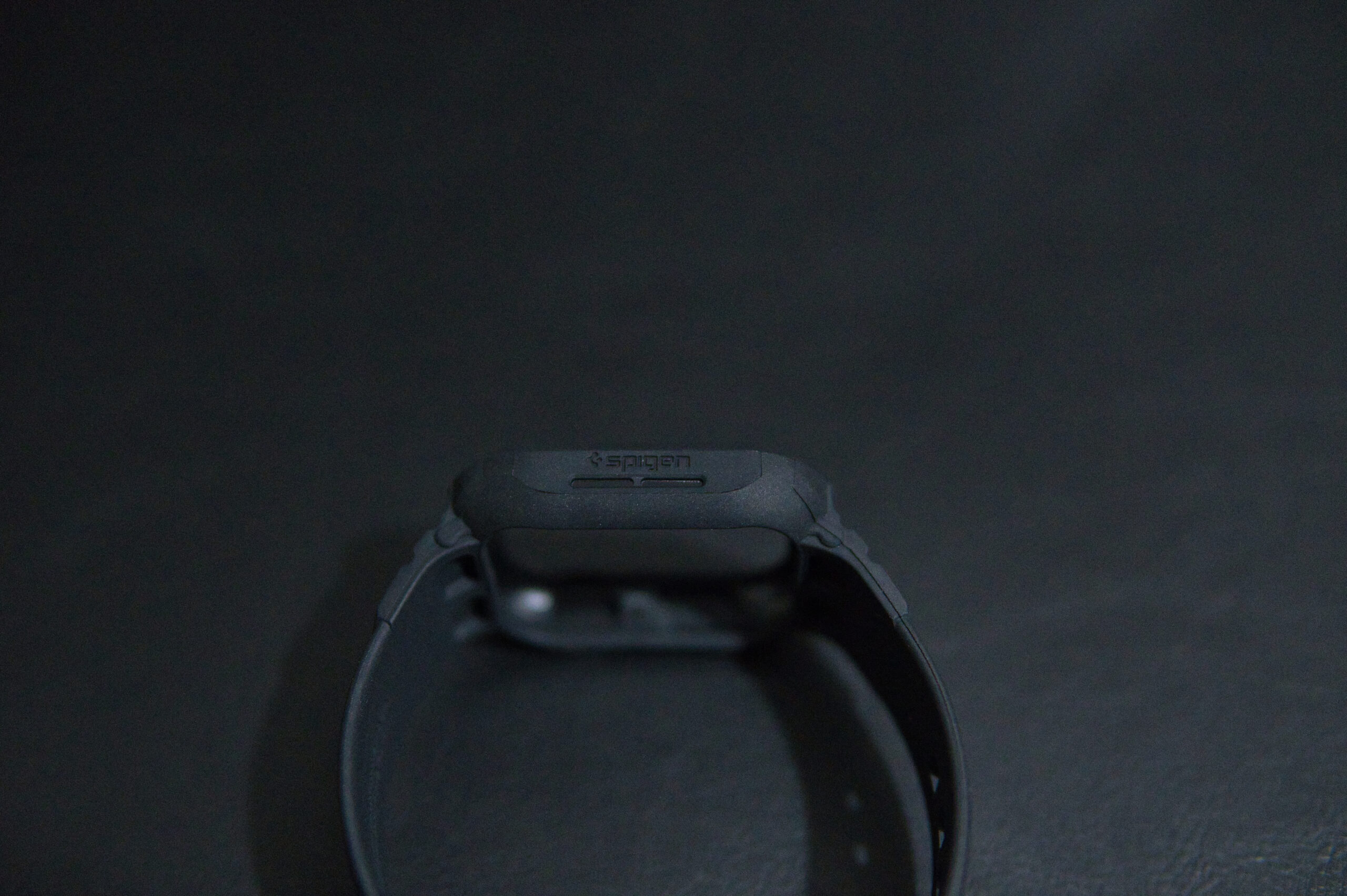 Spigen Rugged Armor PRO 腕に装着 正面