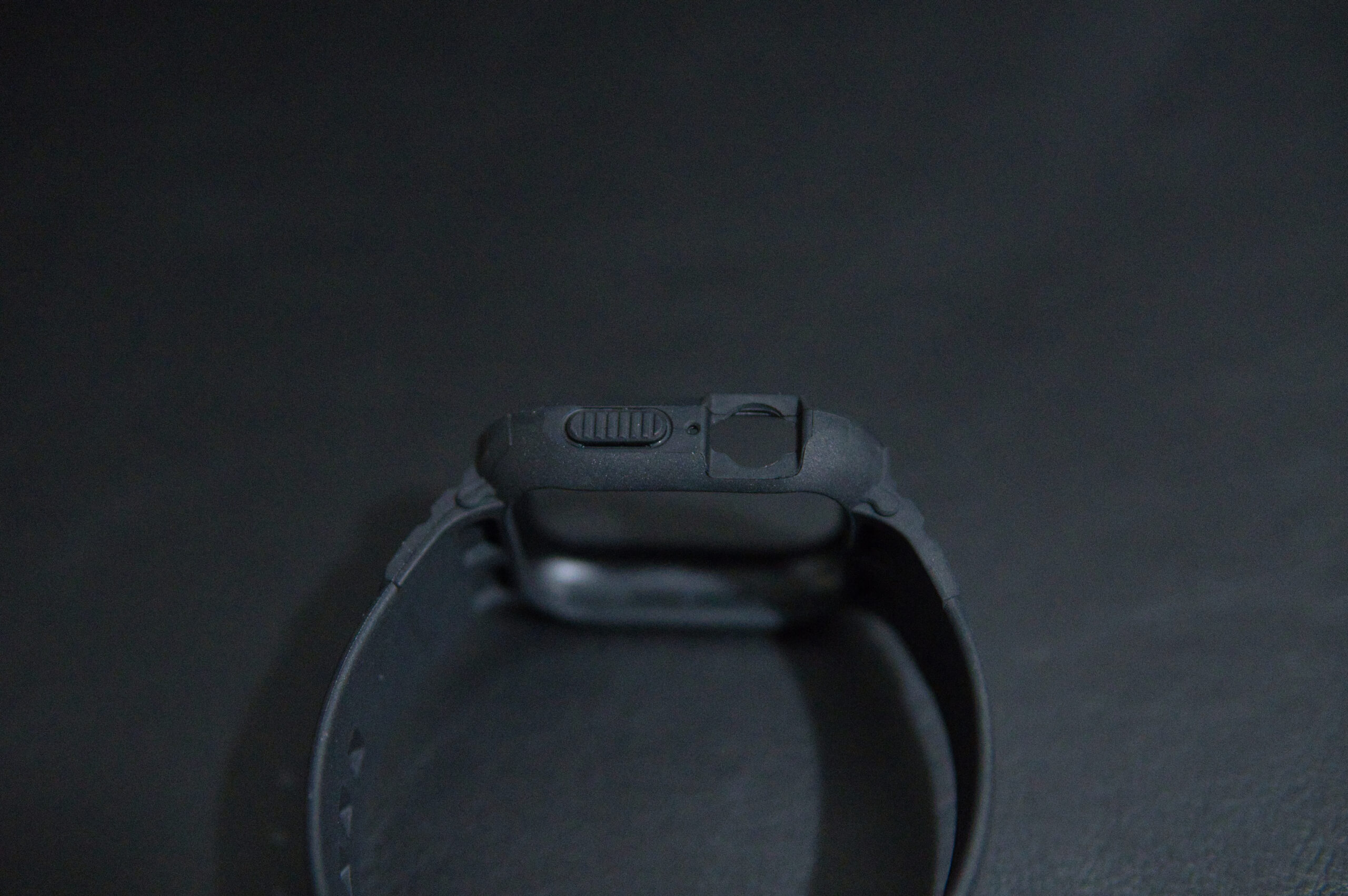 Spigen Rugged Armor PRO 腕に装着 横