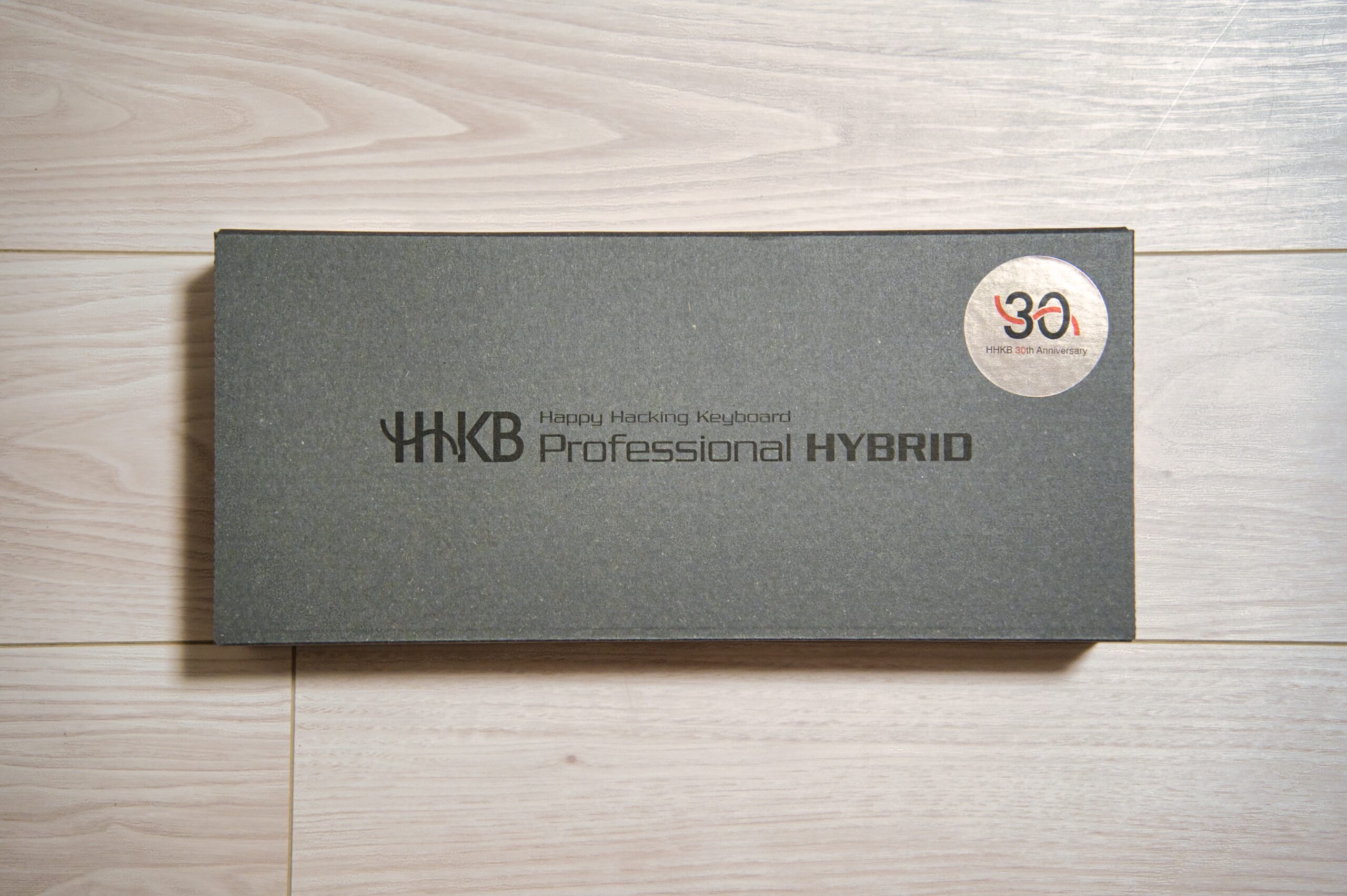 HHKB Professional HYBRID Type-S 30周年記念モデルの化粧箱正面、HHKB 30th Anniversaryの記念ステッカーが貼付されている