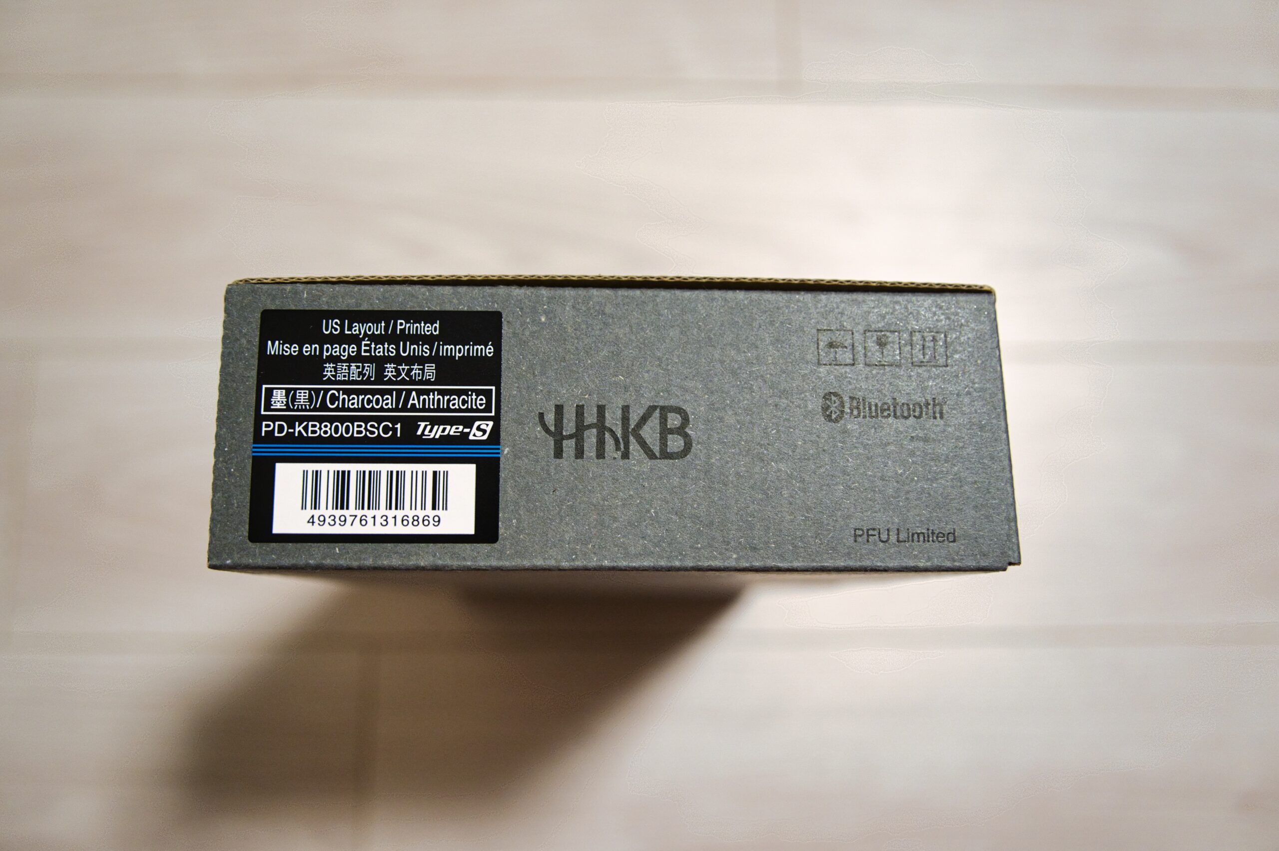 化粧箱側面ラベルのクローズアップ、型番PD-KB800BSC1・US Layout・Charcoal・JANコードが記載されている