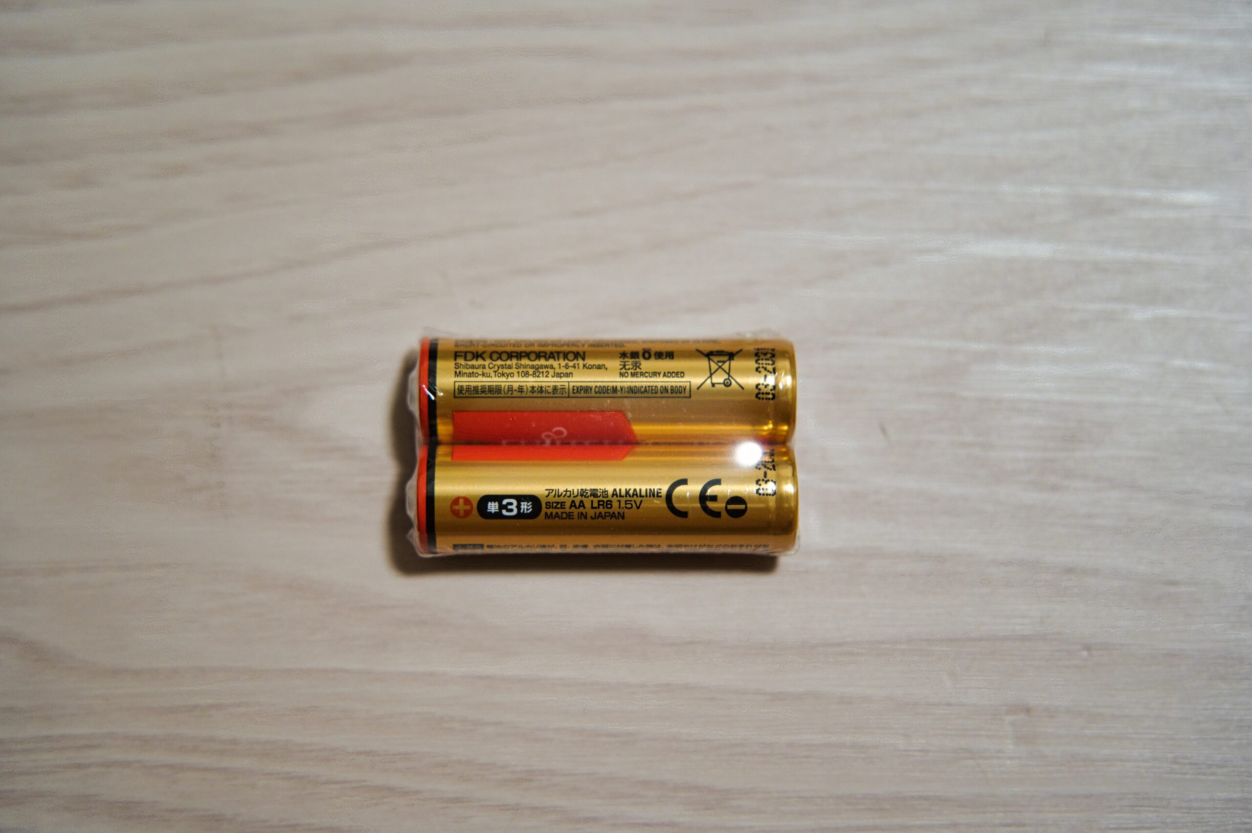 同梱の単3形アルカリ乾電池2本、Bluetooth無線接続時の電源として使用する