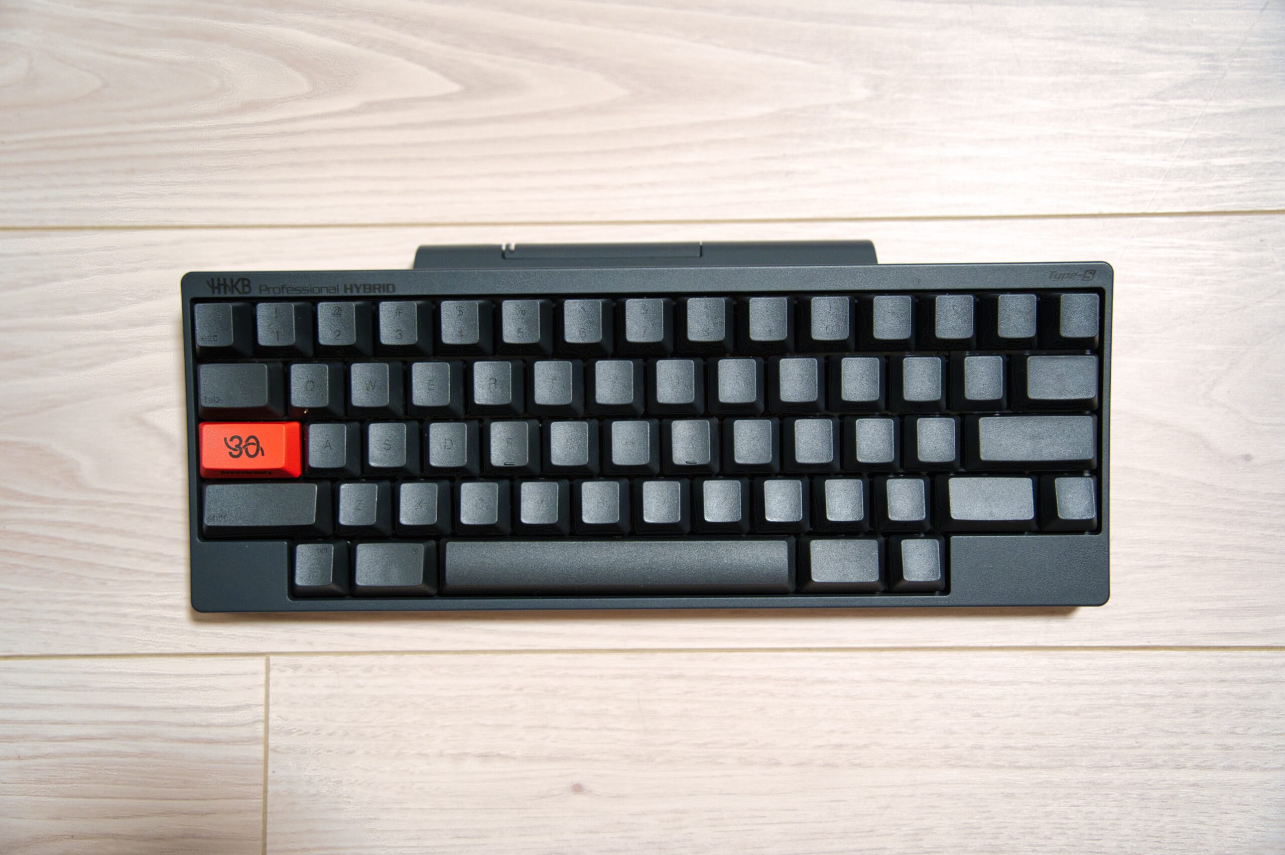 HHKB Professional HYBRID Type-S 30周年記念モデルの本体全景、キー面左寄りに赤色のControlキーが見える