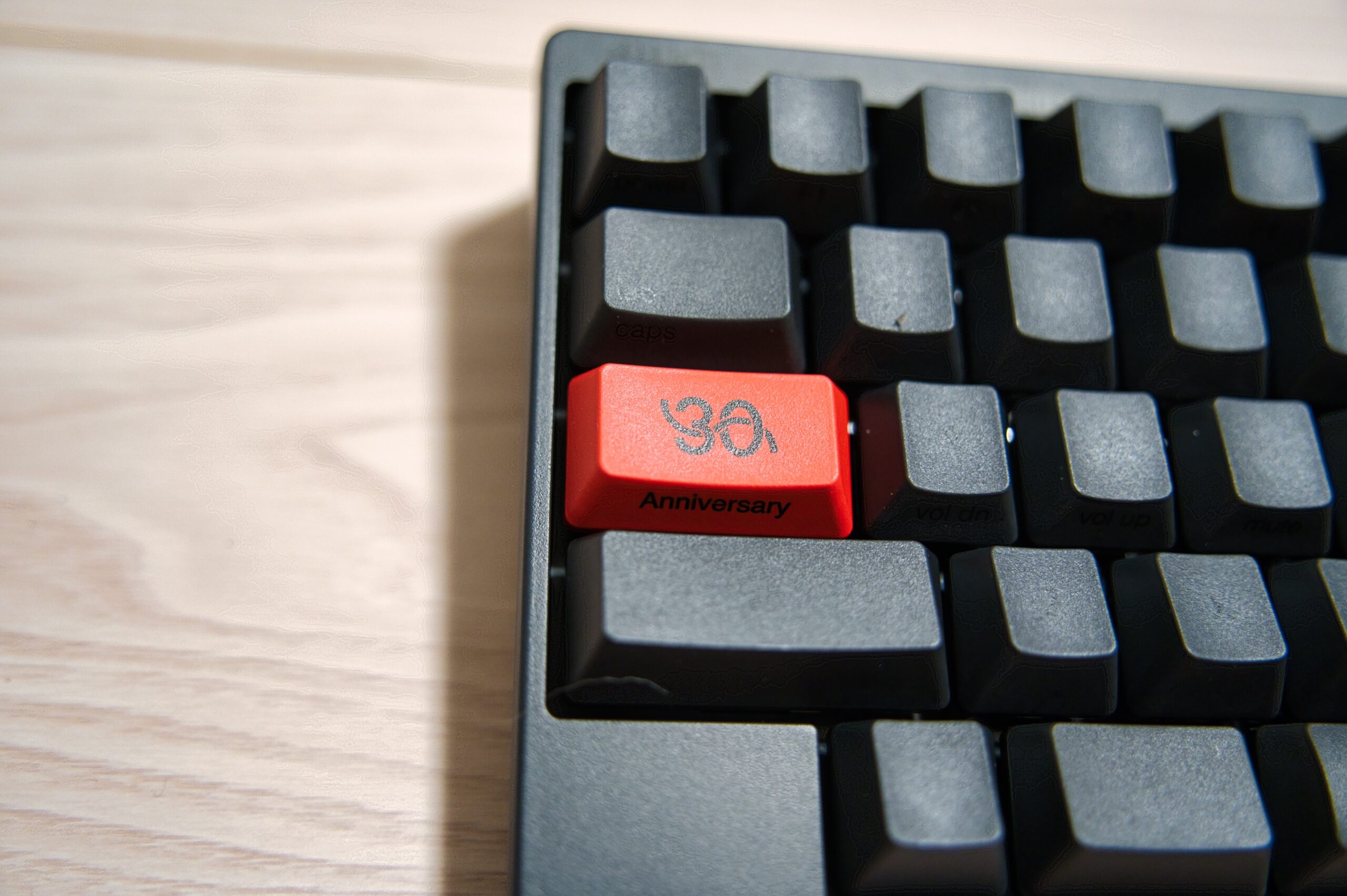 赤色に染められた30周年記念デザインのControlキーの接写、「30 Anniversary」の刻印が読み取れる