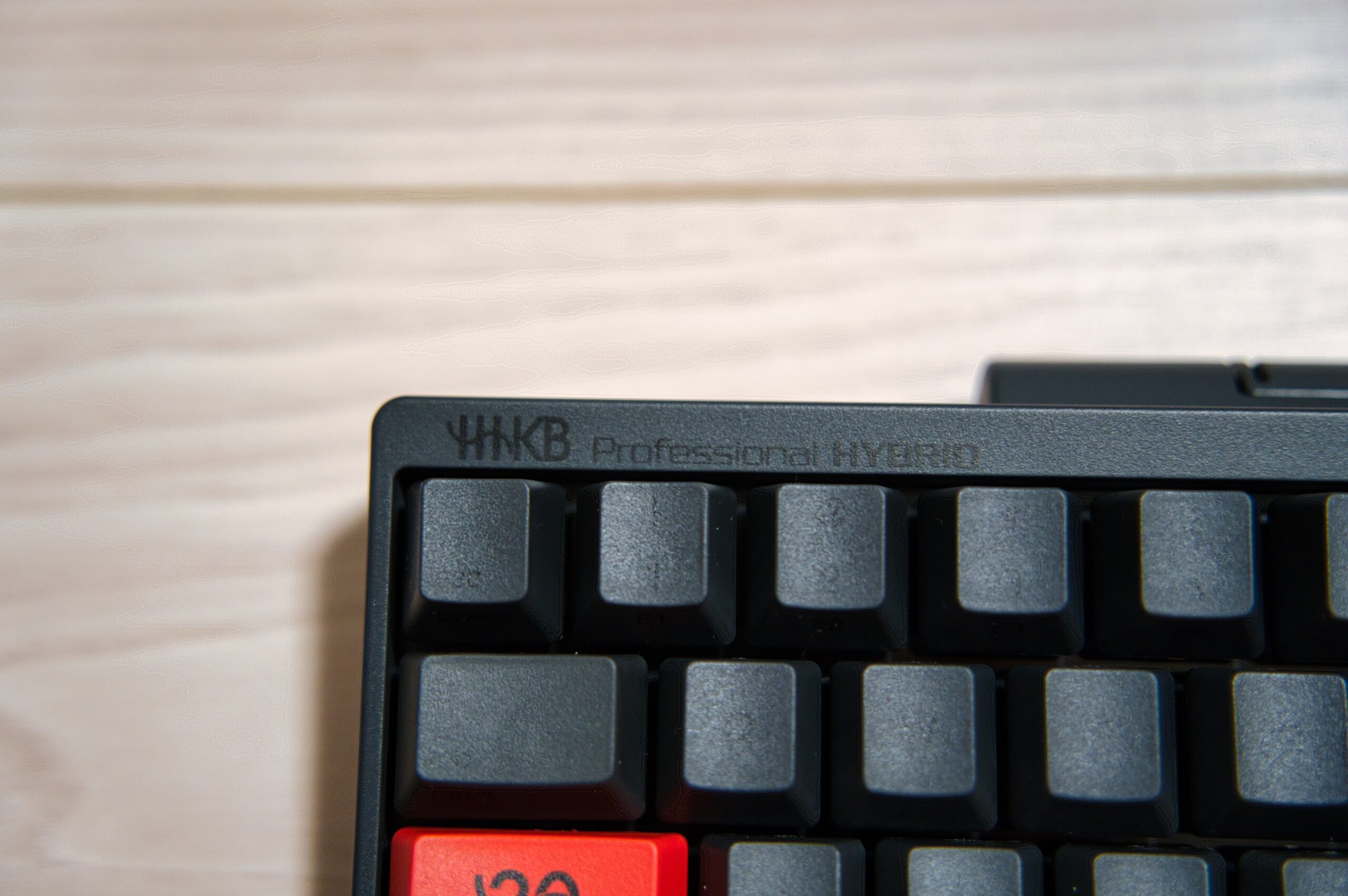 本体左上角のクローズアップ、HHKB Professional HYBRIDのロゴ刻印と赤色Controlキー